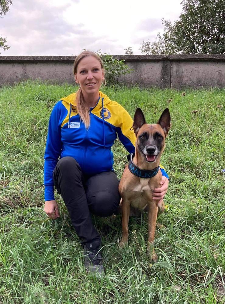 Frida Olsson från Orust tävlade för andra gången i VM i mondioring, en hundsport med lydnad, hopp och skydd. Hennes hund Mackan, Cherberos Carma, är den trogna träningskamraten. 