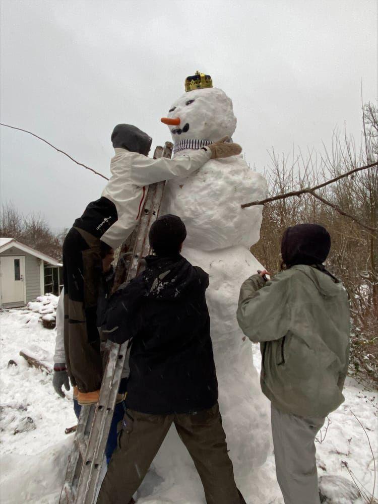 Kompisgänget i Skåpesund som gjorde en snögubbe som mätte över tre meter.