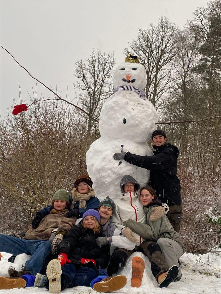 Kompisgänget i Skåpesund som gjorde en snögubbe som mätte över tre meter.