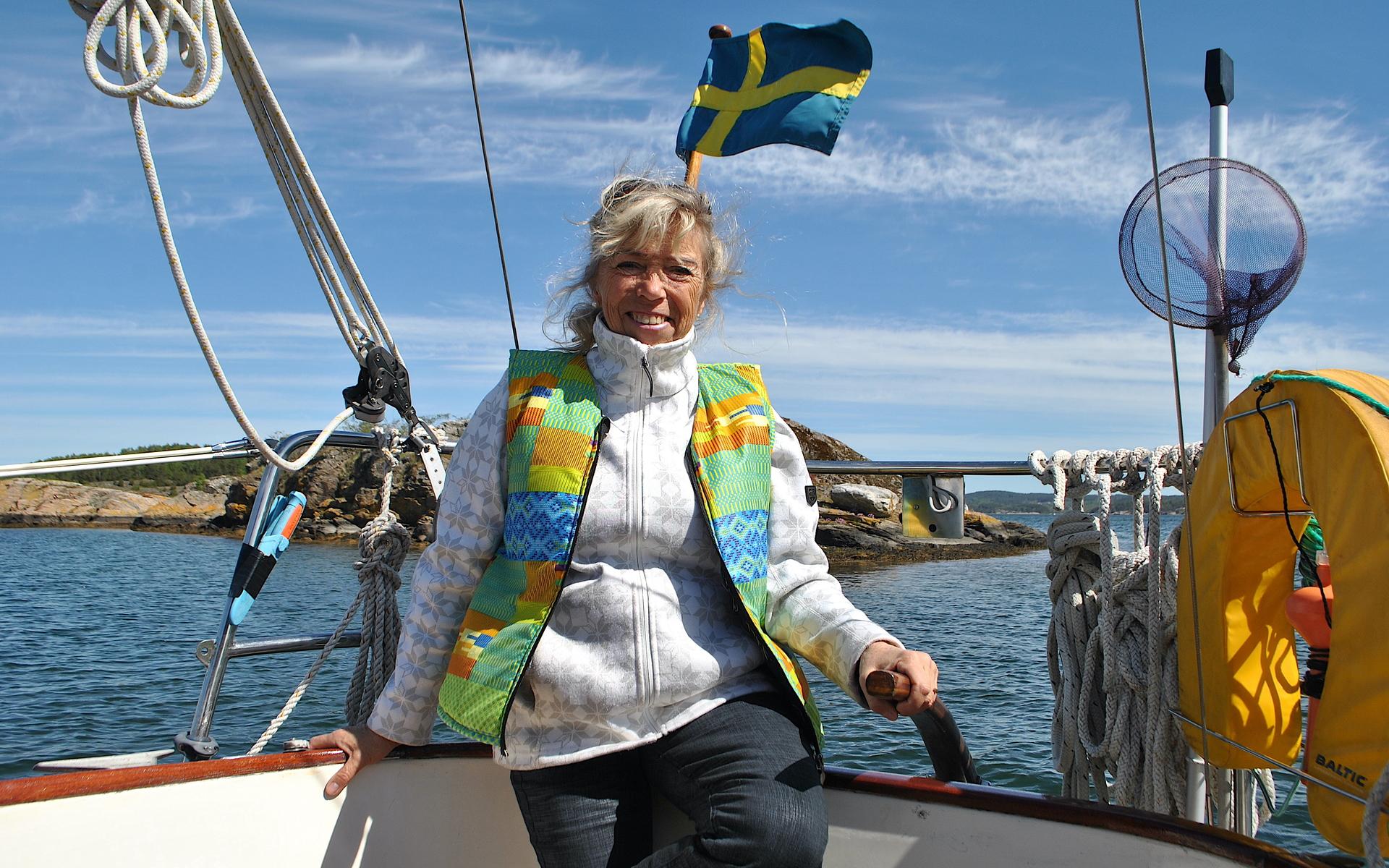Med Anette som skeppare får du en heldag med segling, upplevelser på Lilla Brattön, After beach med drink och reggaemusik. Vill du kan du dörja makrill på vägen hem.