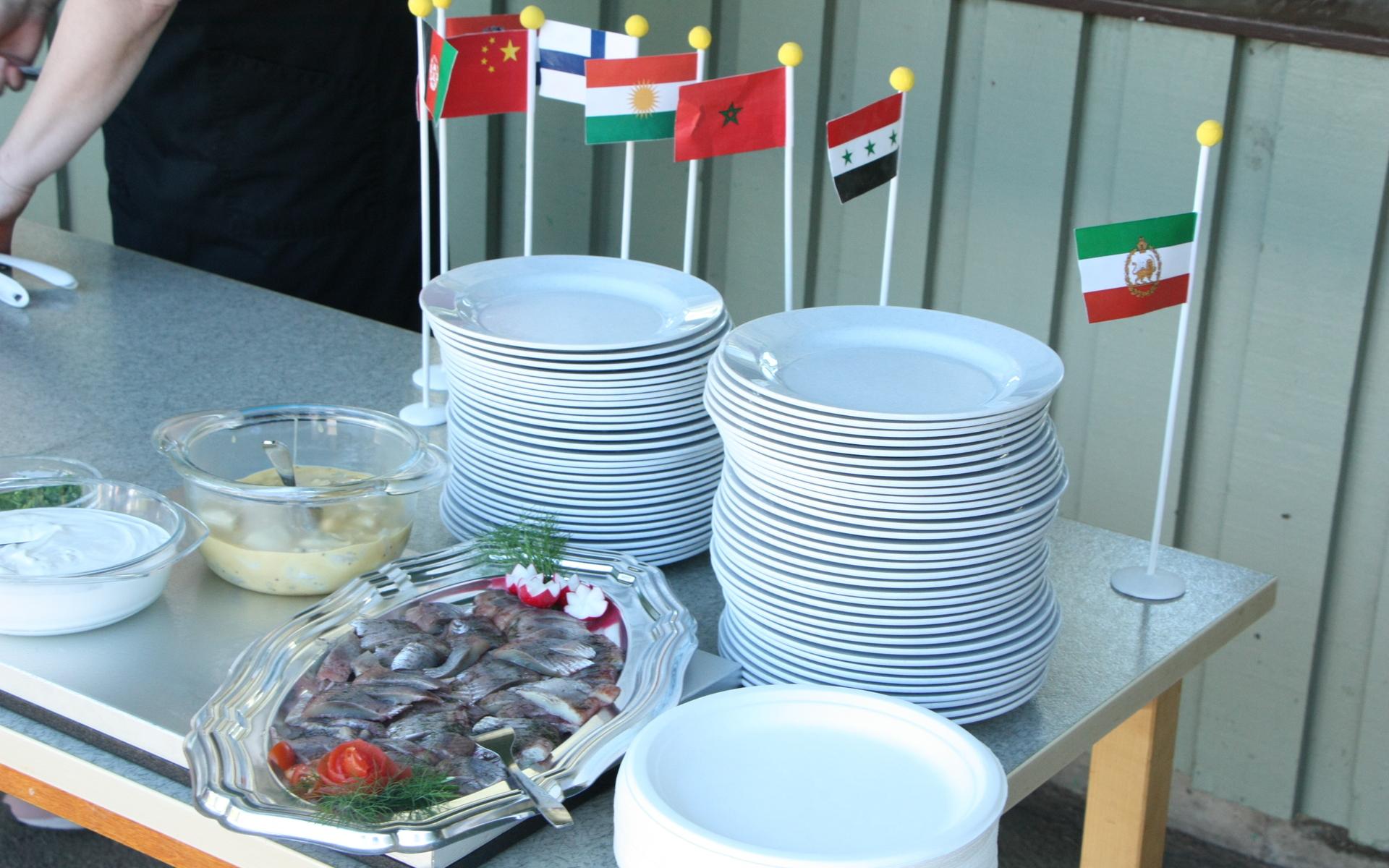 Kökspersonalen hade laddat upp med en svensk paradrätt till lunch - sill och potatis.