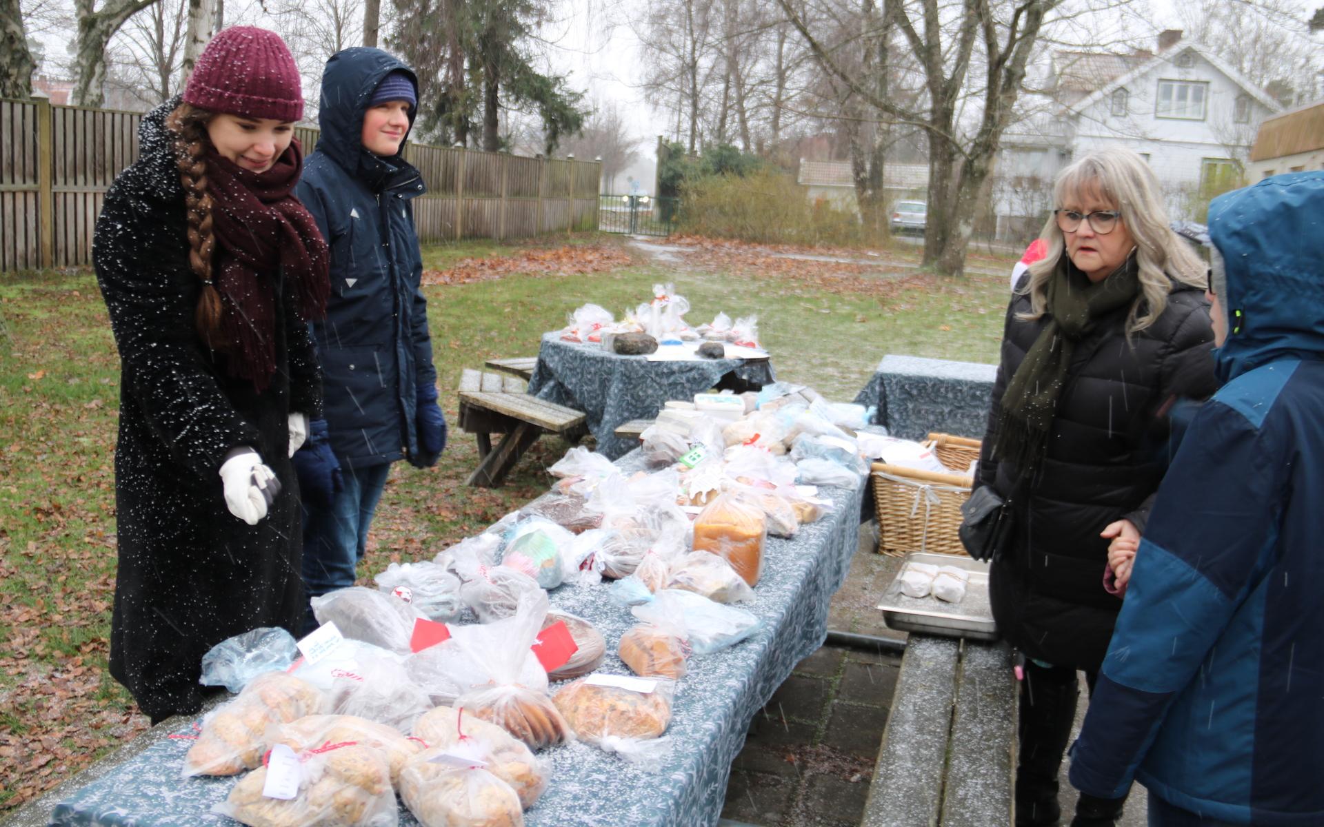 Eleverna och deras familjer hade också bakat bröd och fikabröd till försäljning.