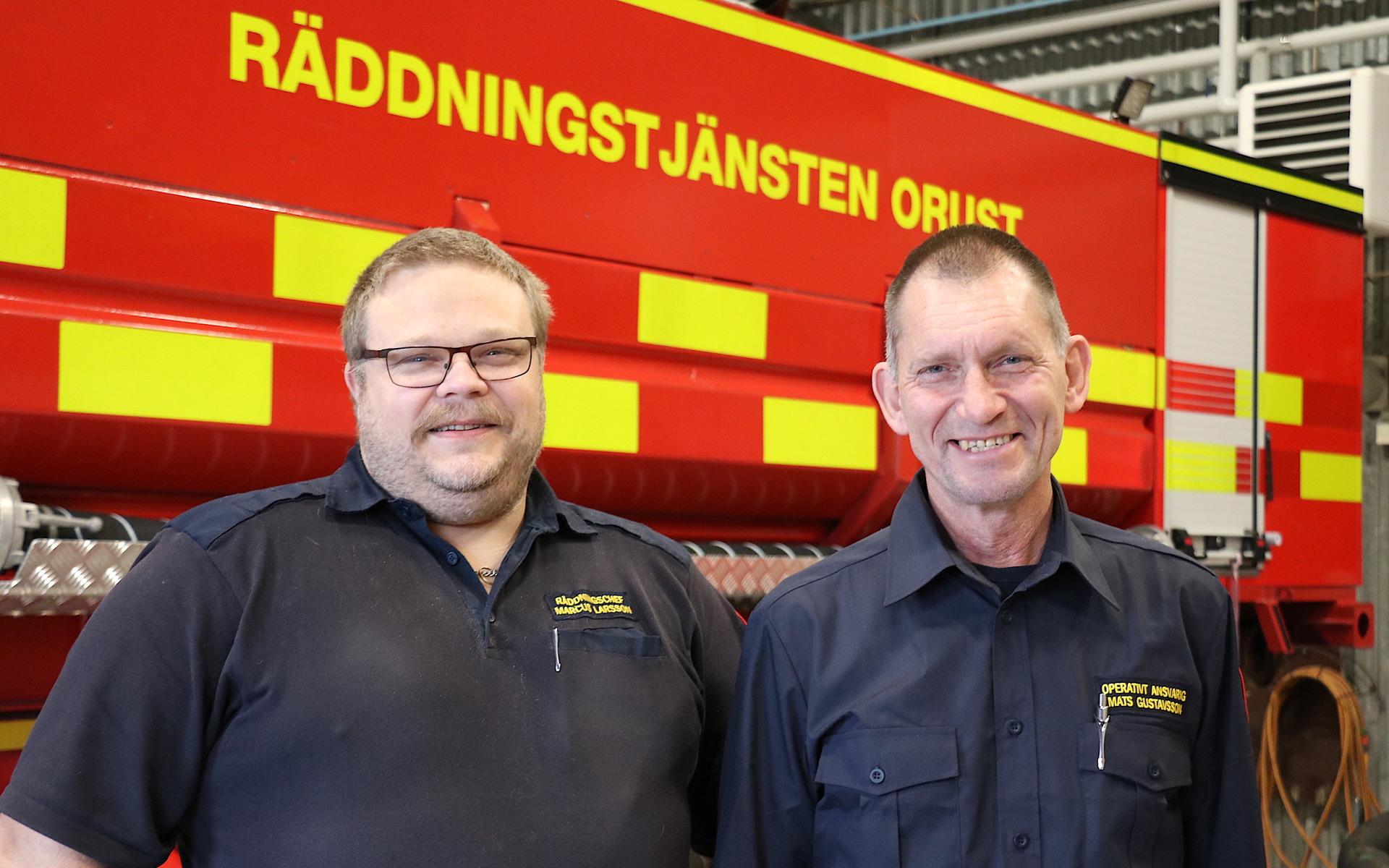 Räddningschef Marcus Larsson och operativt ansvarig Mats Gustafsson vid Räddningstjänsten på Orust har båda arbetat inom räddningstjänstens område i 25 års tid. I veckan fick de ta emot förtjänsttecken från Orust kommun. 