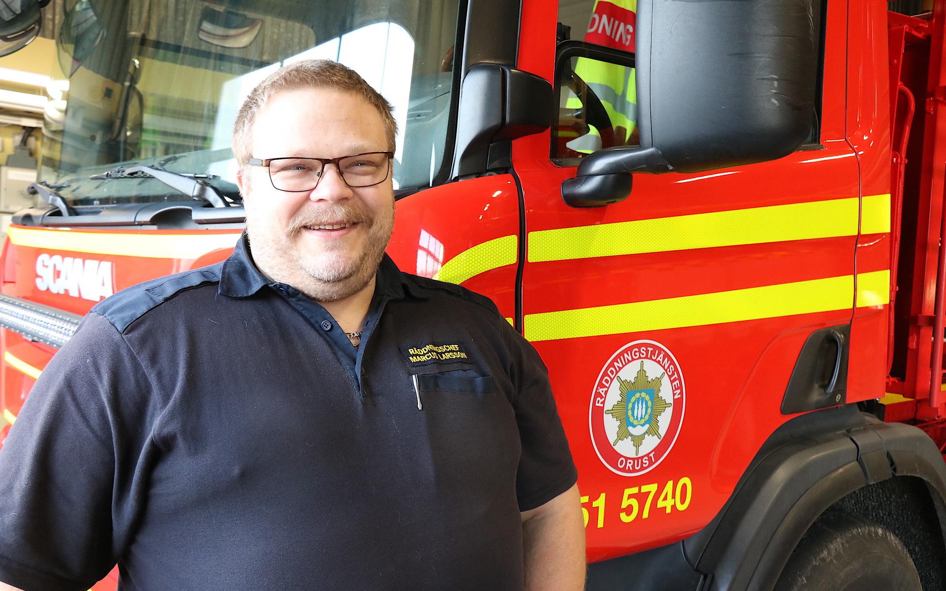 Räddningschefen Marcus Larsson började som deltidsbrandman 1996 men sedan 2014 är han räddningschef i kommunen. 
