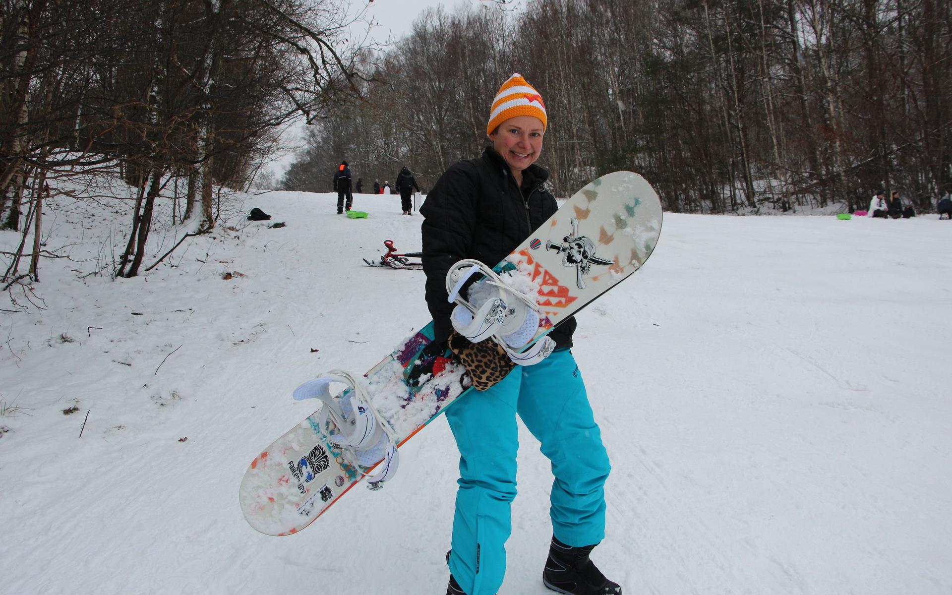 Erfaren snowboardåkare. Mamma Anna testade sin snowboard samtidigt som dottern Ingrid tog sitt första åk.