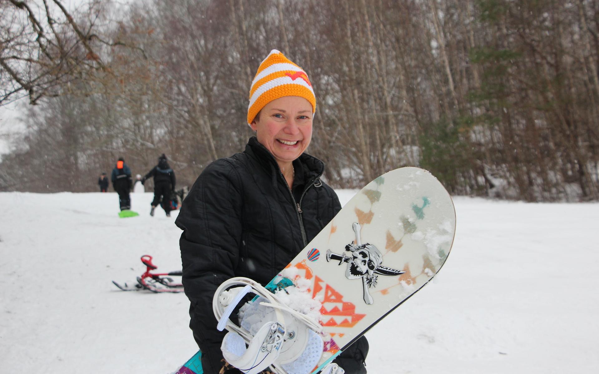 Anna Hjaman, 46 år, var den äldsta åkaren i backen vid Krokenorum i lördags. Hon testade sin snowboard. ”Kul att vi har en backa här. det hade varit bra om den var upplyst om kvällarna” sa hon.
