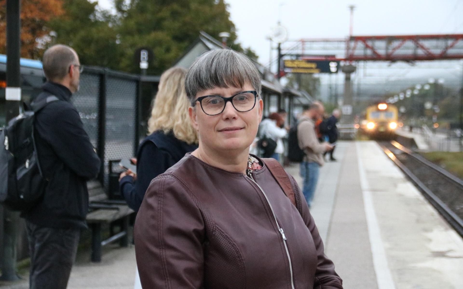 Katarina Linglander jobbar på en gymnasieskola i Göteborg. Hon tar tåget in till stan och försöker hålla avstånd så gott det går.