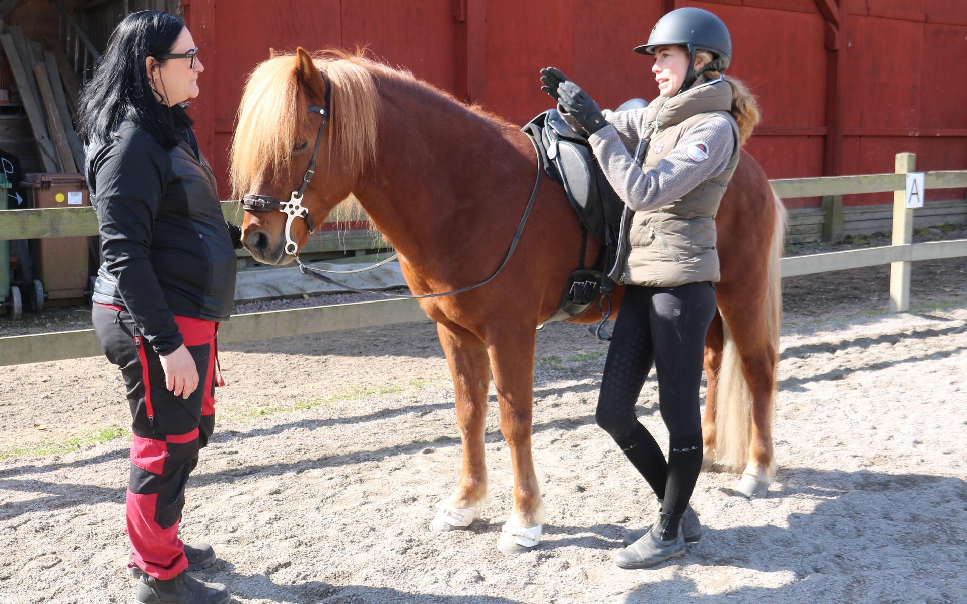 Varje ryttares behov ska fyllas och här diskuterar Maria med ryttaren Emma Bondelid om vad hon behöver för att få till en sadel som passar just henne och hennes häst.