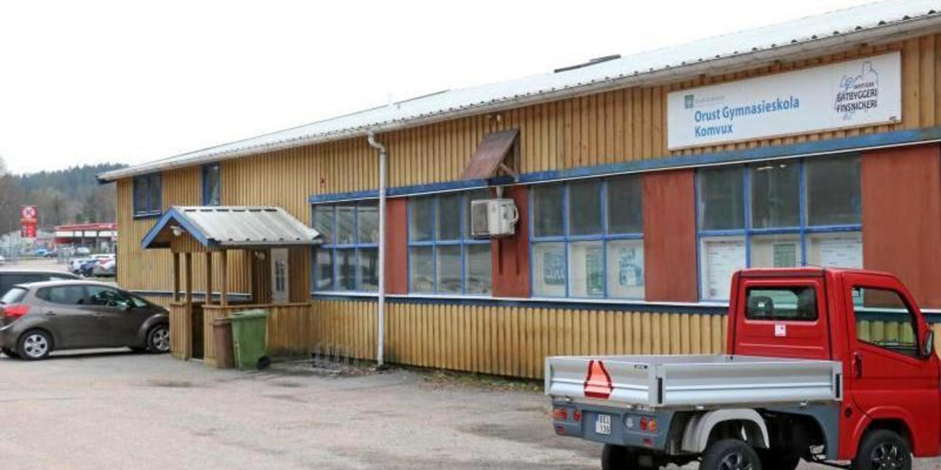 Lokalen ligger i centrala Henån, direkt granne med bussterminalen. När byggnaden är borta ska det bli parkeringsplatser på området. 