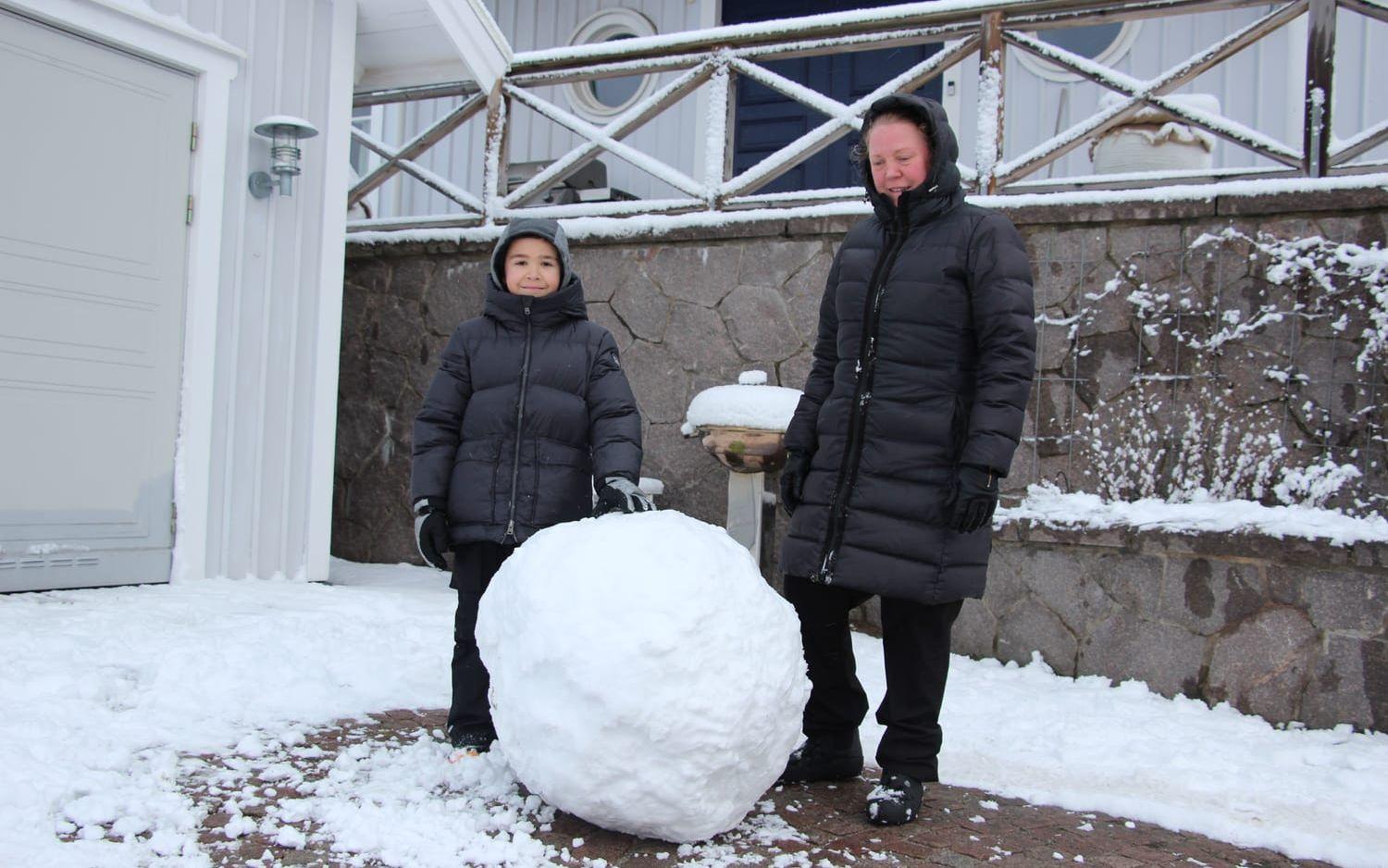 Charlie och Lina Sandström gjorde en stor snöboll i Stenungsund.