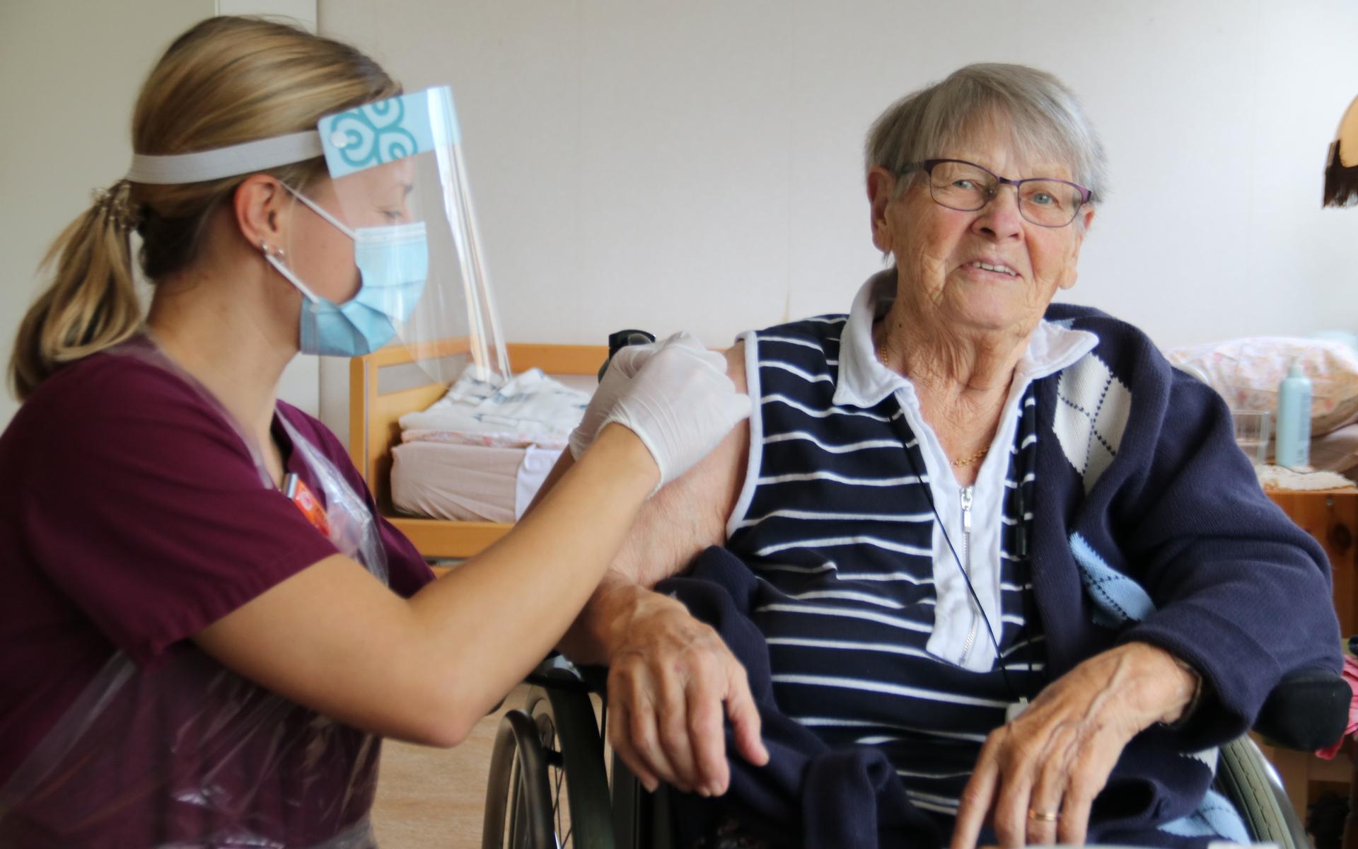 Sjuksköterskan Wendy Amdal skötte sig bra tyckte Iva Bäckman när hon fick sin tredje dos vaccin i torsdags.