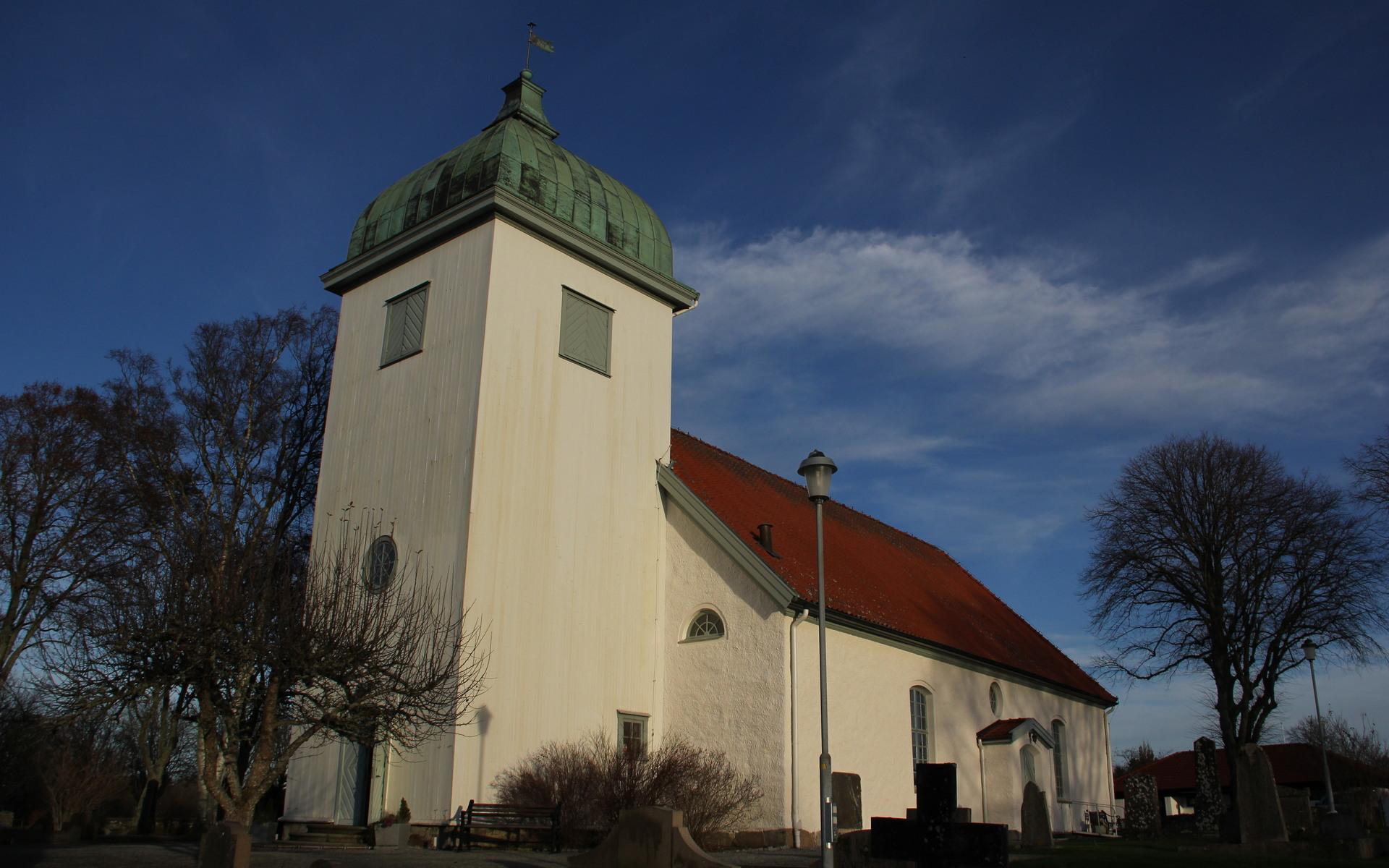 Både Stora Höga och Jörlanda ingår i Jörlanda församling. Den första kyrkan byggdes troligen på 1100-talet, så gammal är kyrkans dopfunt.
