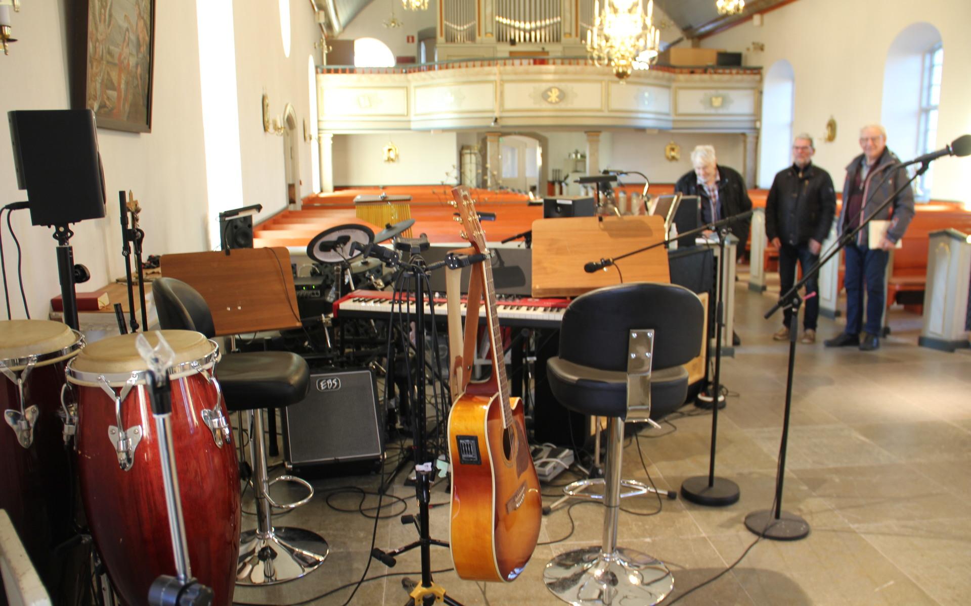 Jörlanda församling har ett aktivt musikliv, vilket alla instrumenten i kyrkan vittnar om.