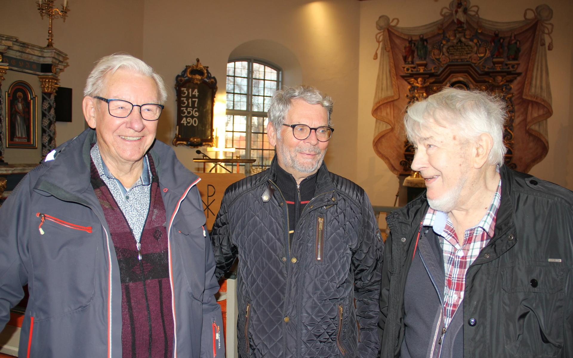 Kurt Jonsson, Åke Gillberg i mitten och Stig Larsson till höger berättar om när Åke Gillbergs farfar råkade sätta eld på kyrkan. Åke Gillbergs farfars far var också vaktmästare i Jörlanda kyrka men själv är han präst till yrket.
