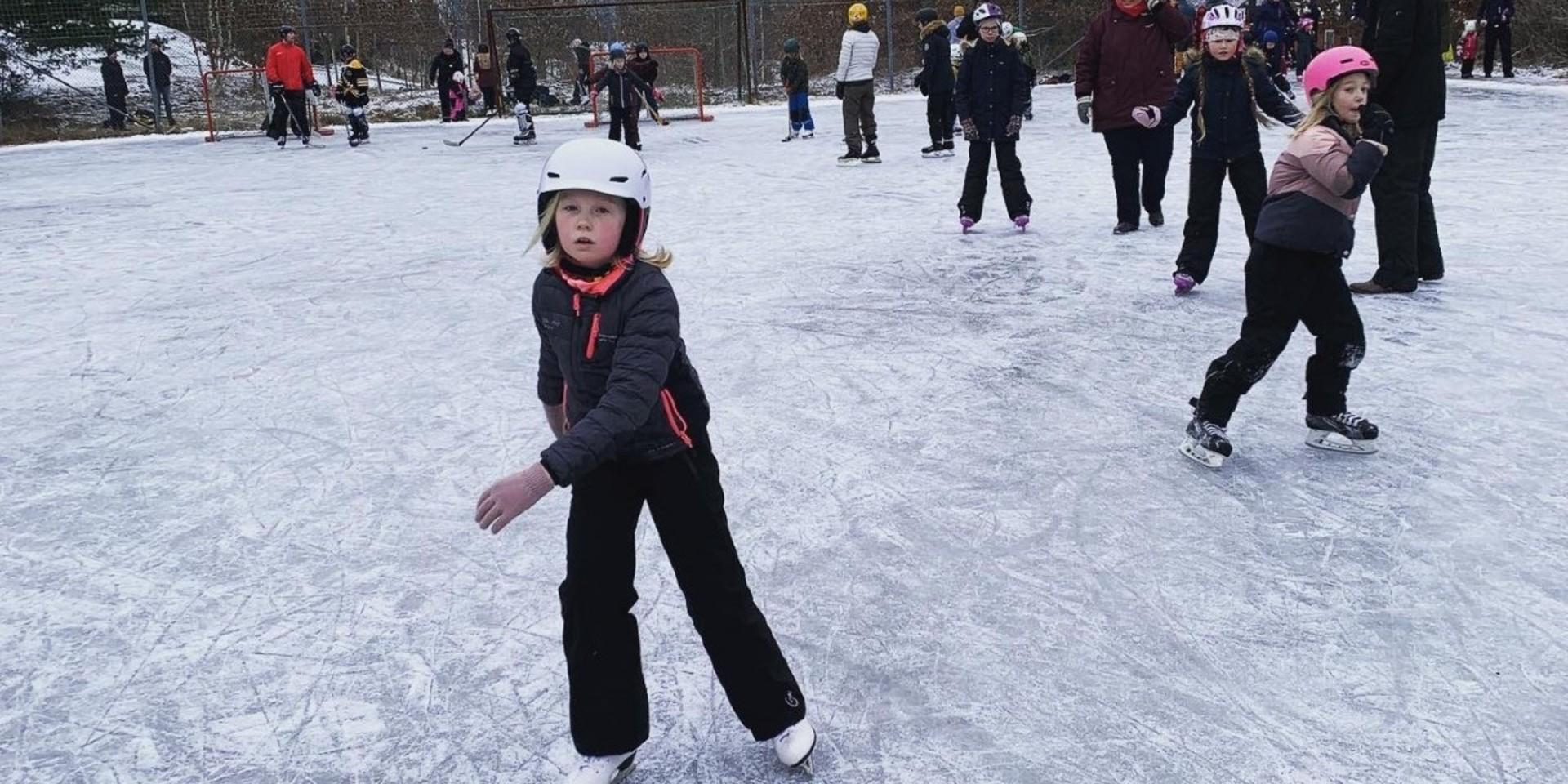 Melissa Christensson och många andra utnyttjade isen på Myggenavium förra vintern.