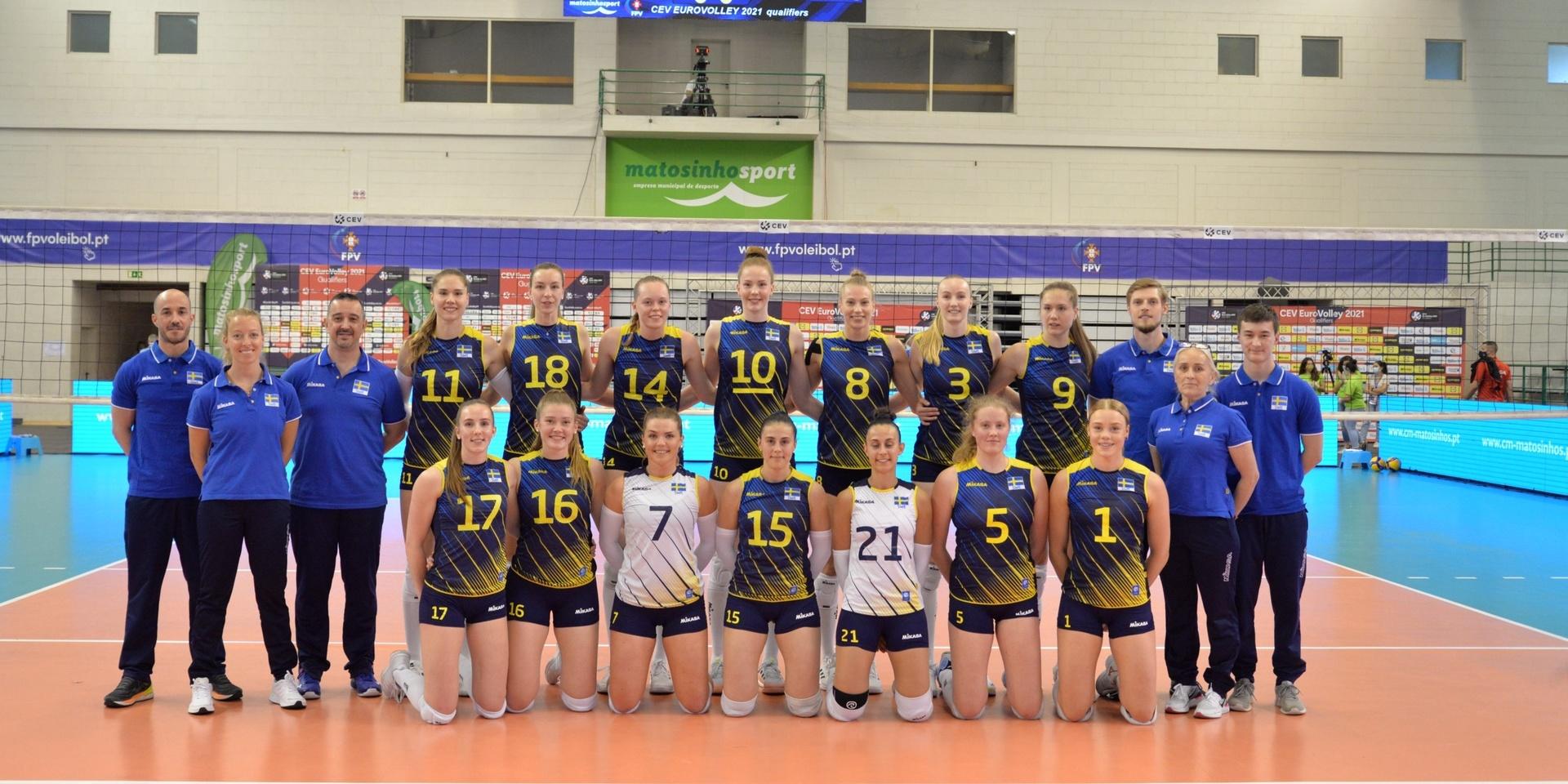 Det svenska damlandslaget i volleyboll i samband med EM-kvalet i Portugal. Victor är en av ledarna som står i bakre raden till höger.