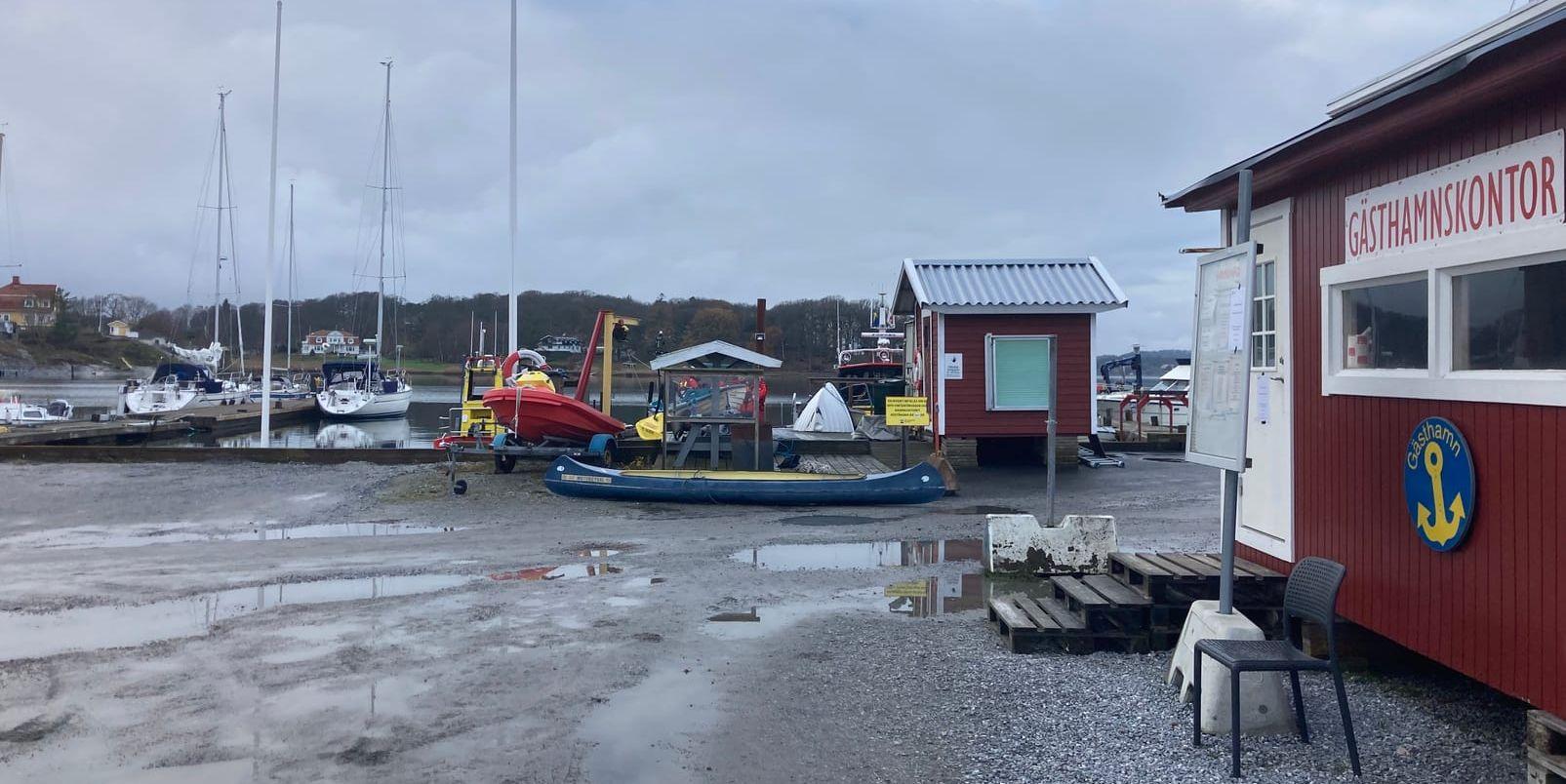 En utländsk medborgare hittades på söndagen död på en båt i Stenungsund. Enligt polisen ska mannen ha varit död i flera dagar. 