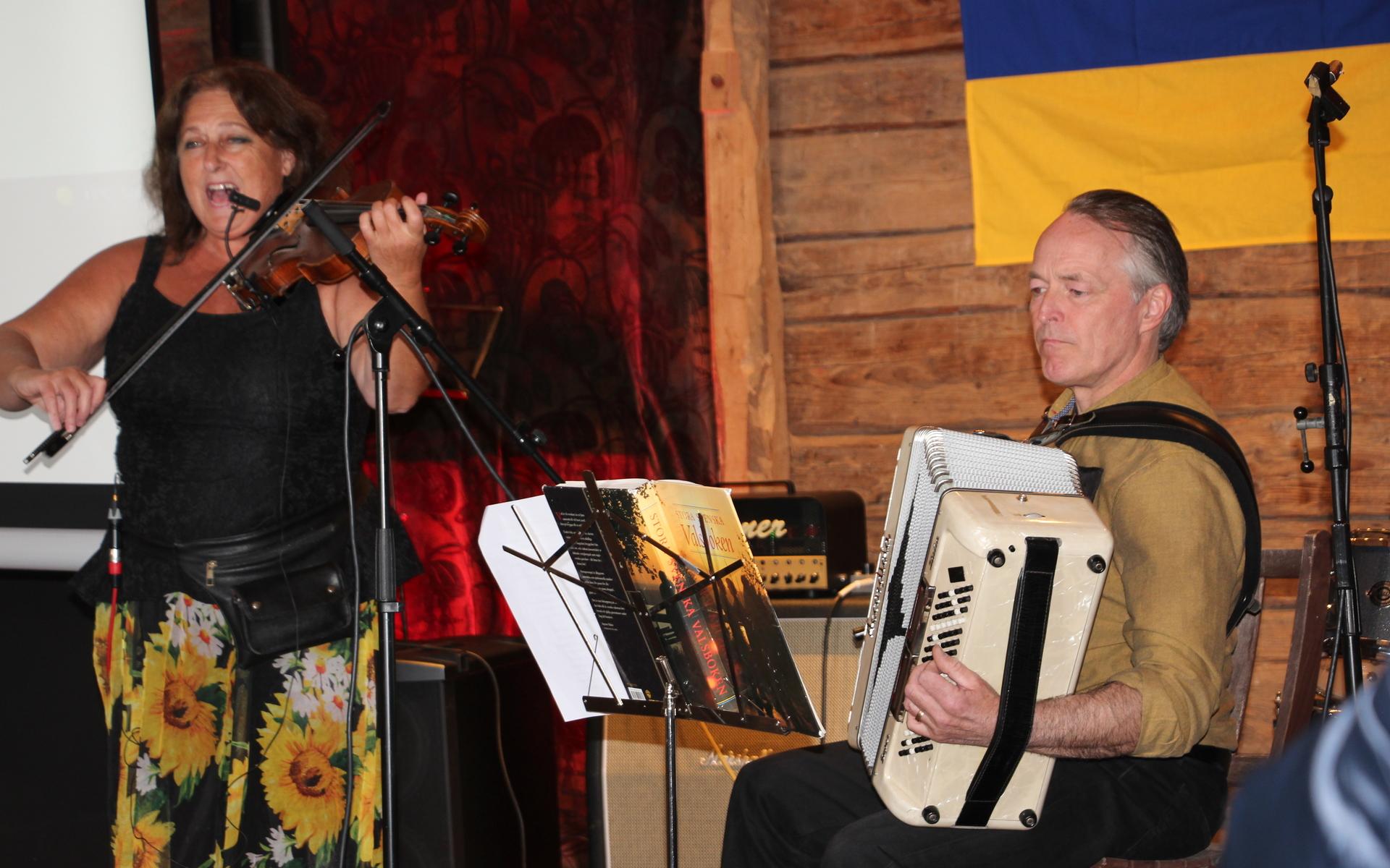 Duon Gnistregn lockade i sin tur publiken med en repertoar som spände över allt från svensk sommarvals till het vitlöksdoftande balkanmusik