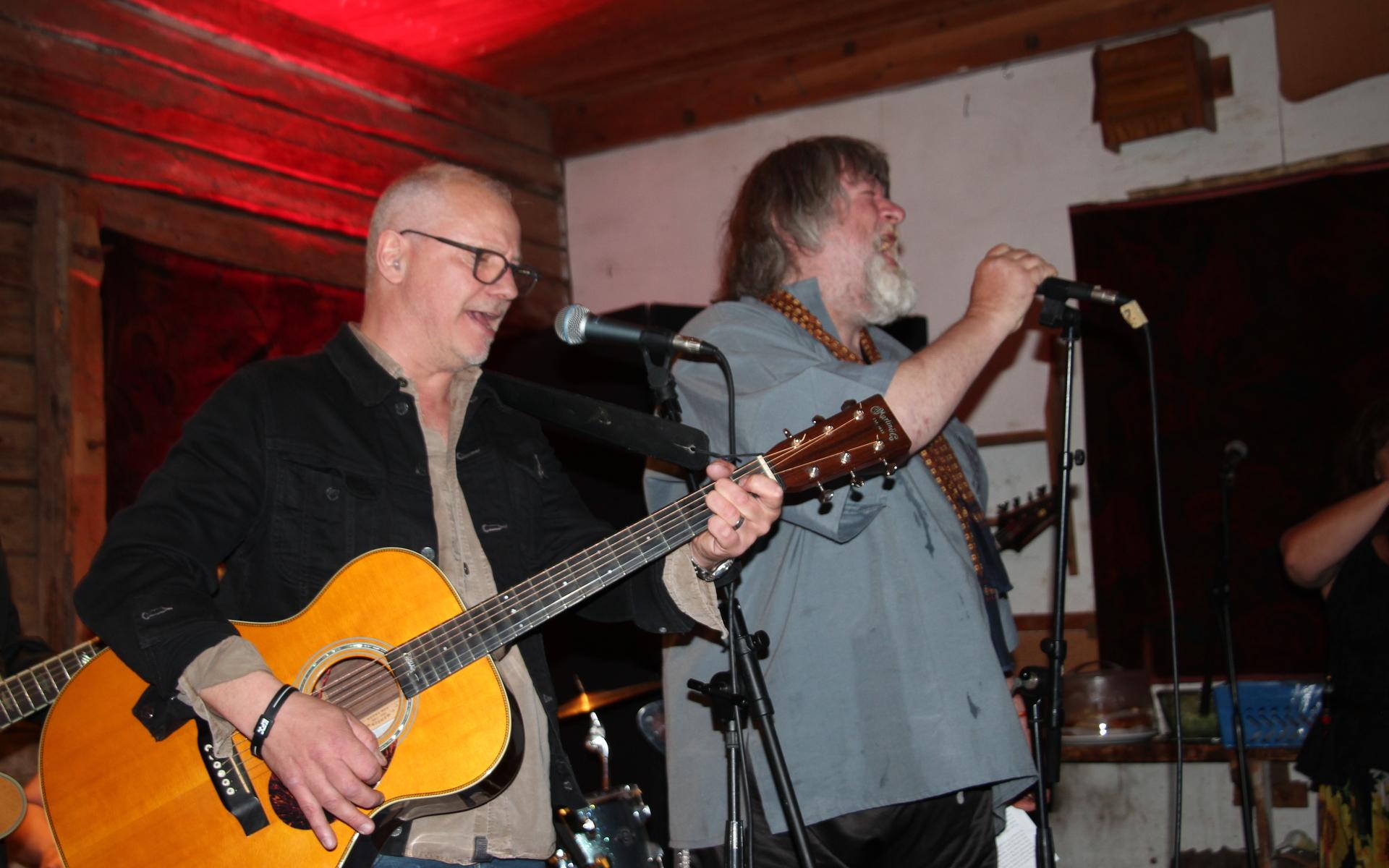 Ebbot Lundberg, som under fredagen även uppträdde på Slussens pensionat, gästspelade också på scenen tillsammans med musikerna i Johnny L’amour Showdown.