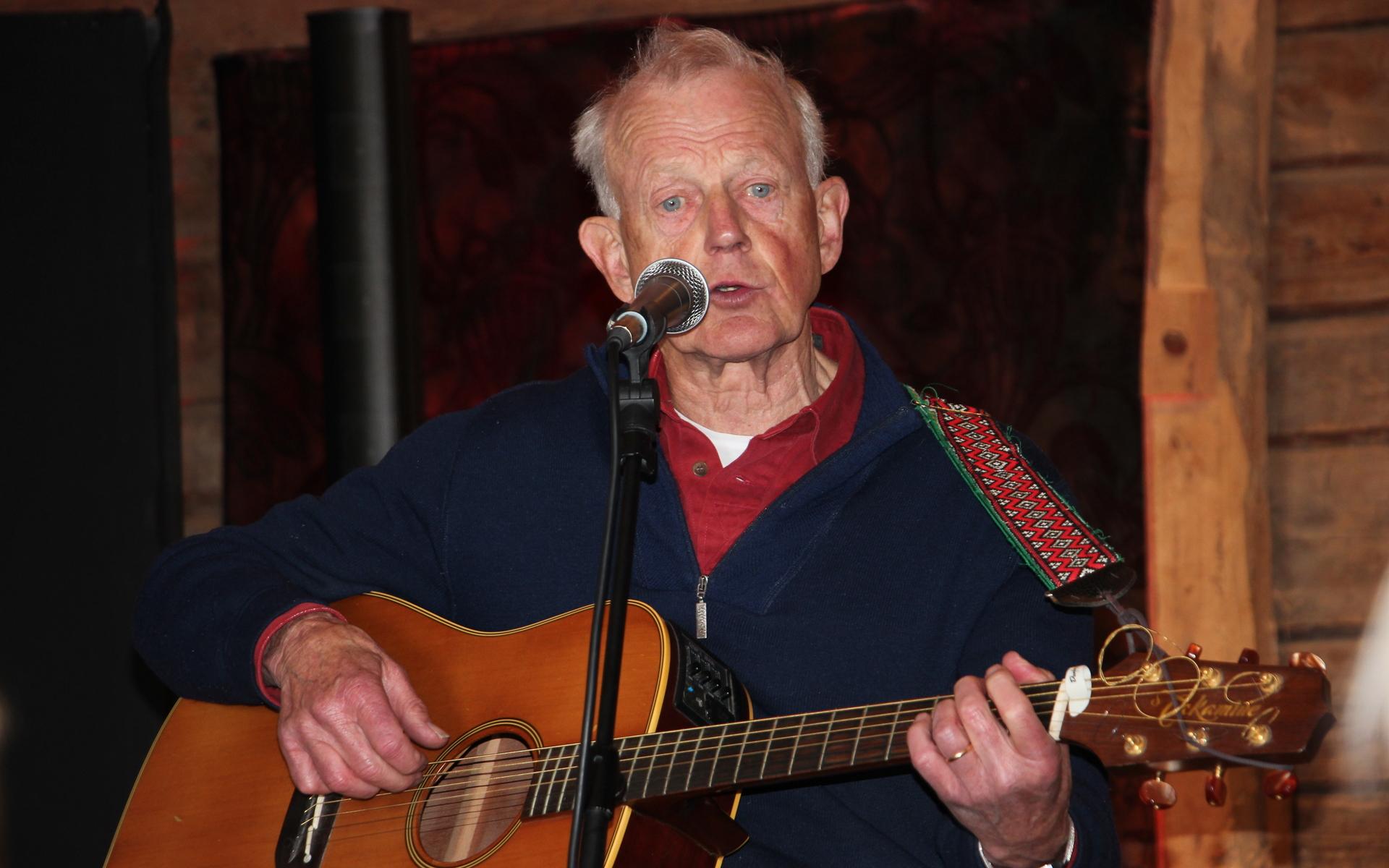 Björn Landahl sjöng och spelade visor med rötterna både på Orust och de brittiska öarna.