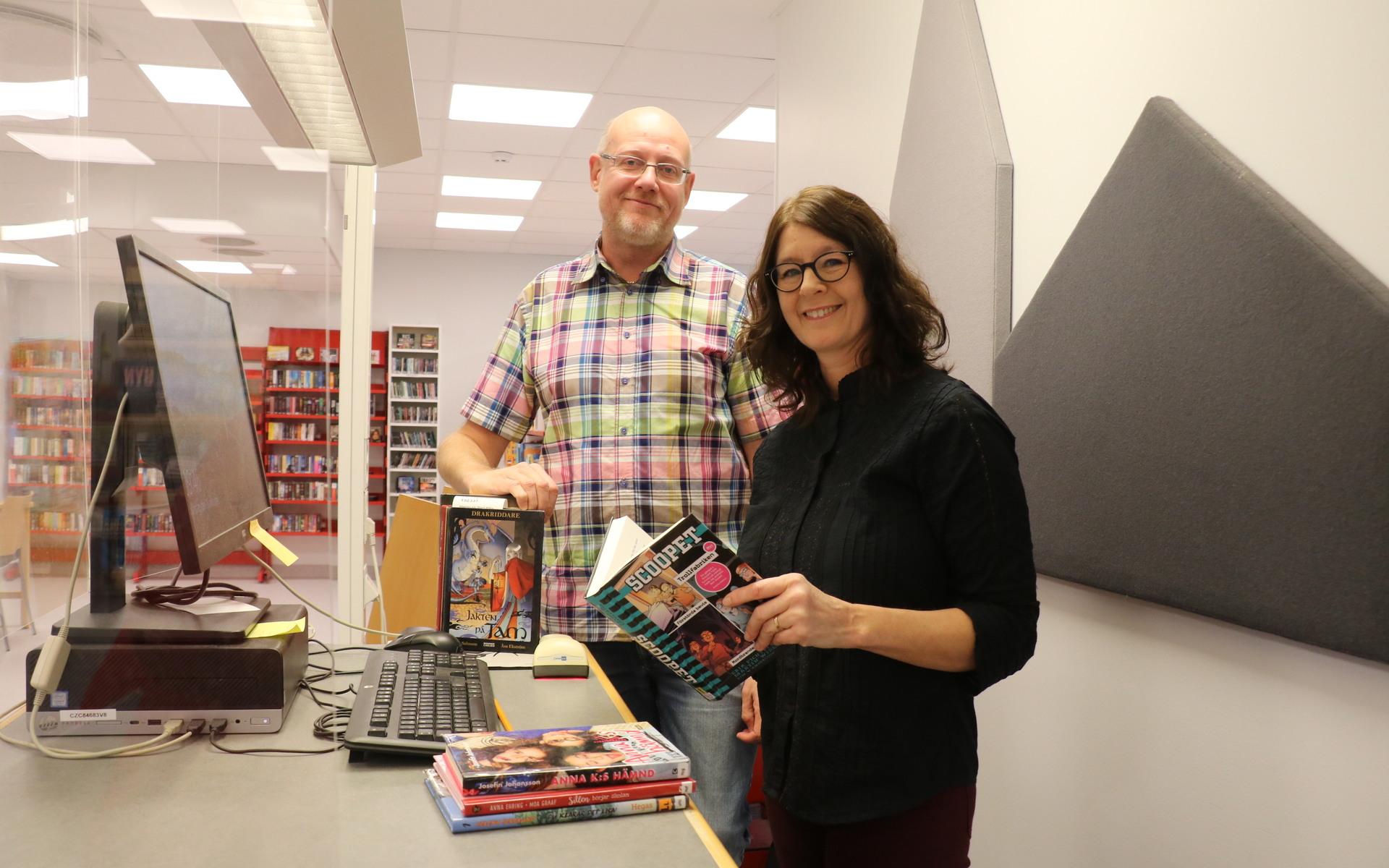 Varekils bibliotek är det minsta i kommunen med ungefär 1000 besökare varje månad. Kulturchef Rickard Wennerberg och Annika Rusch hoppas att fler ska hitta dit när meröppet införs. 