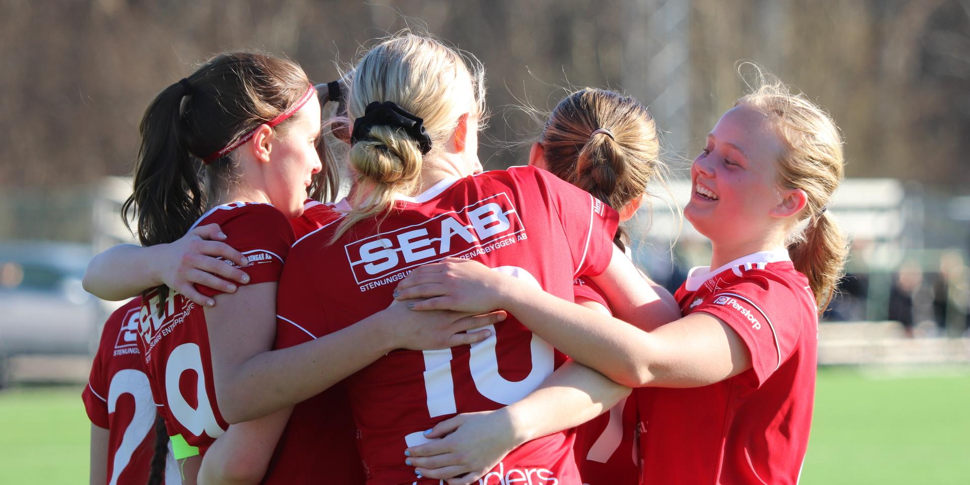 Stenungsunds IF:s damlag har inlett seriespelet i division 3 med två segrar och två kryss. Här firar laget ett av de åtta mål man gjort så här långt under säsongen 2022.
