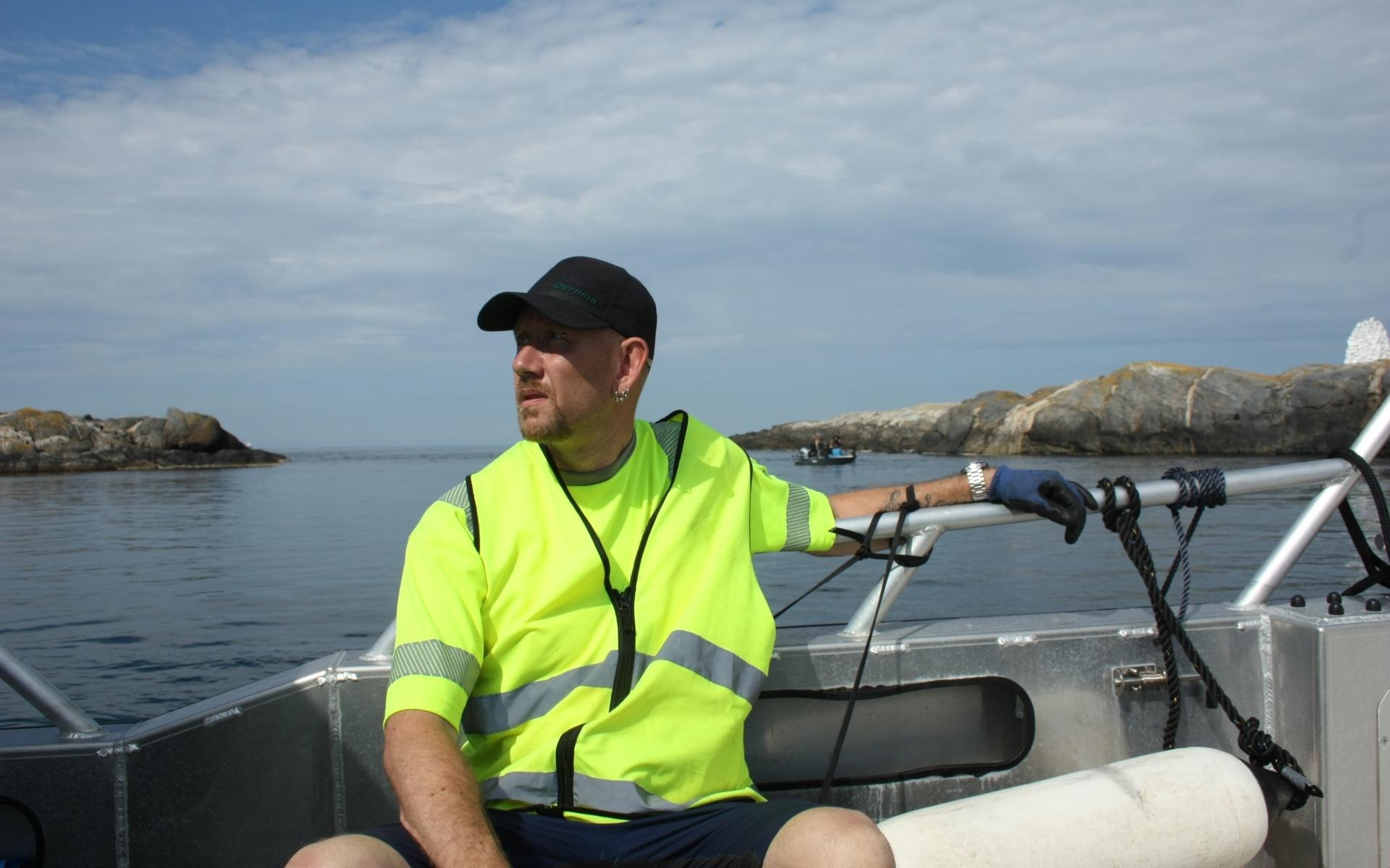 Paul Lejon började med strandstädningen via kommunens arbetsträning. Nu arbetar han sin fjärde sommar på båten Joanna.