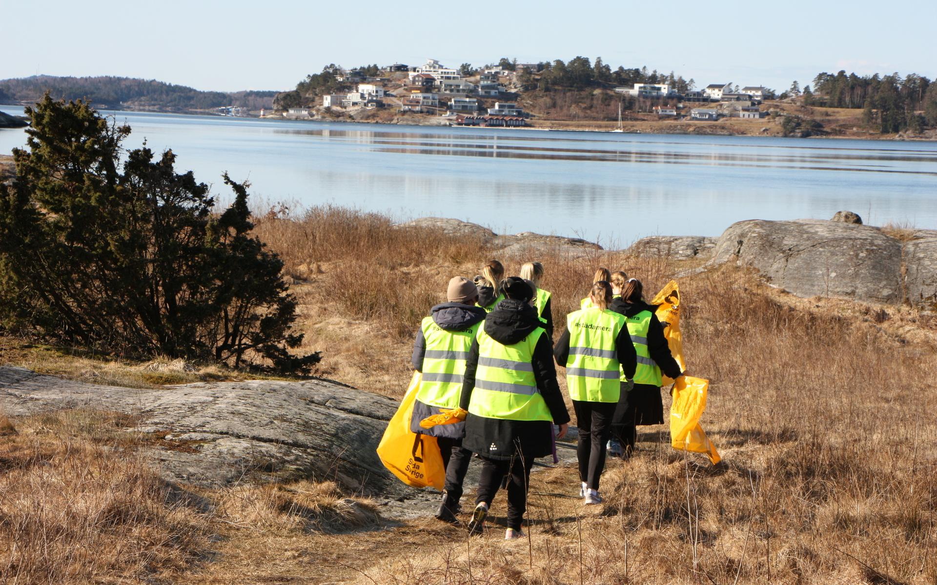 Ödsmåls IK:s damjuniorer vandrar iväg för att städa stranden söder om Kolhättan.