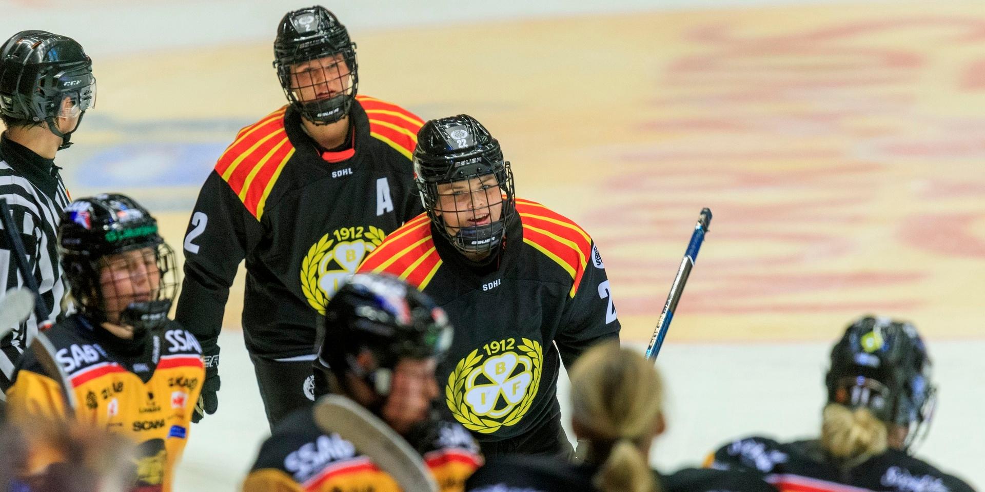 Brynäs Hanna Thuvik har gjort reducering till 3-5 i ishockeymatchen och serepremiären i SDHL i lördags mellan Brynäs och Luleå. Dagen efter vann Brynäs över Modo med 8–3 och då noterades Hanna för ett mål och två assist.