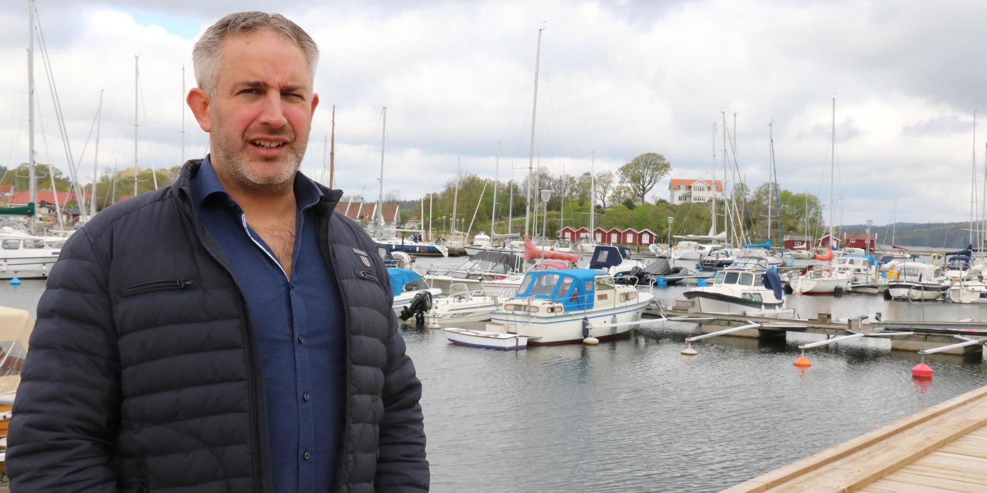 Andreas Sjögren är enhetschef för hamnar och parkeringar i Orust kommun. Han har försökt få hjälp av polis och Kronofogden att få bort de båtar i hamnen där det olovligen bor människor och även de båtar som övergivits. 