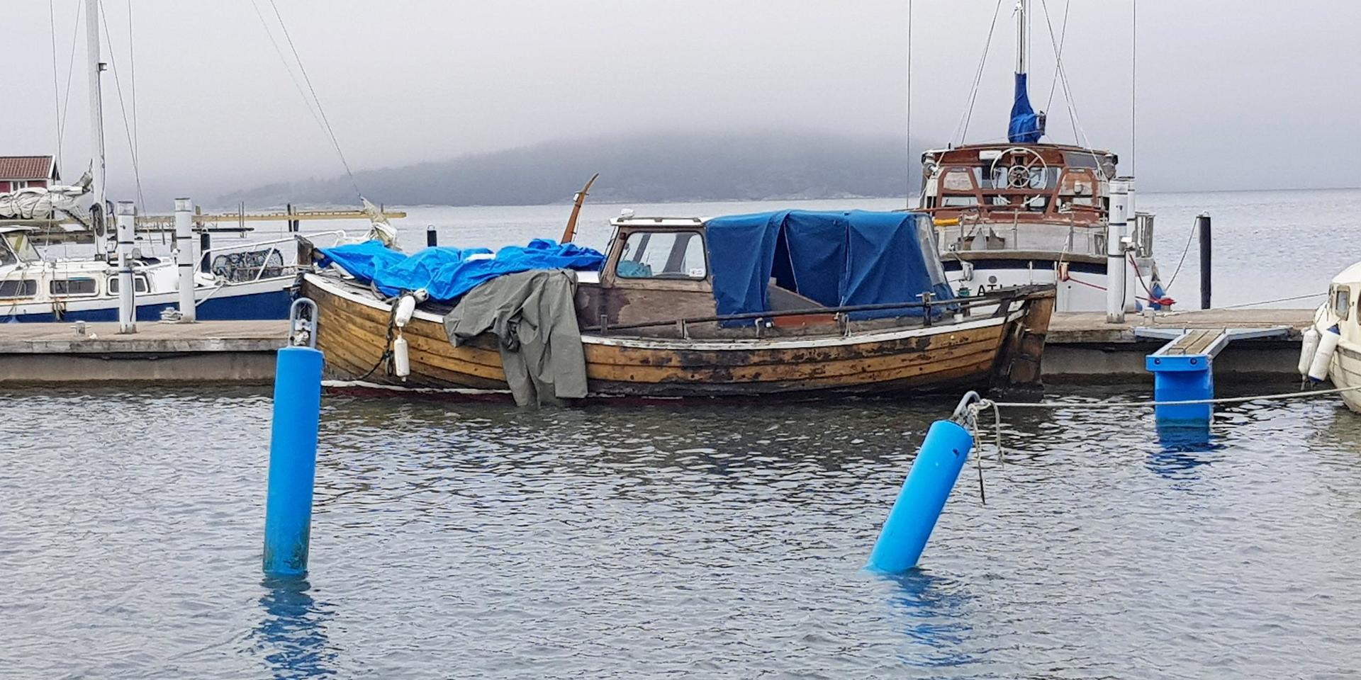 En av de övergivna båtarna i Henåns hamn, en båt i dåligt skick som nyligen sjönk till botten. 