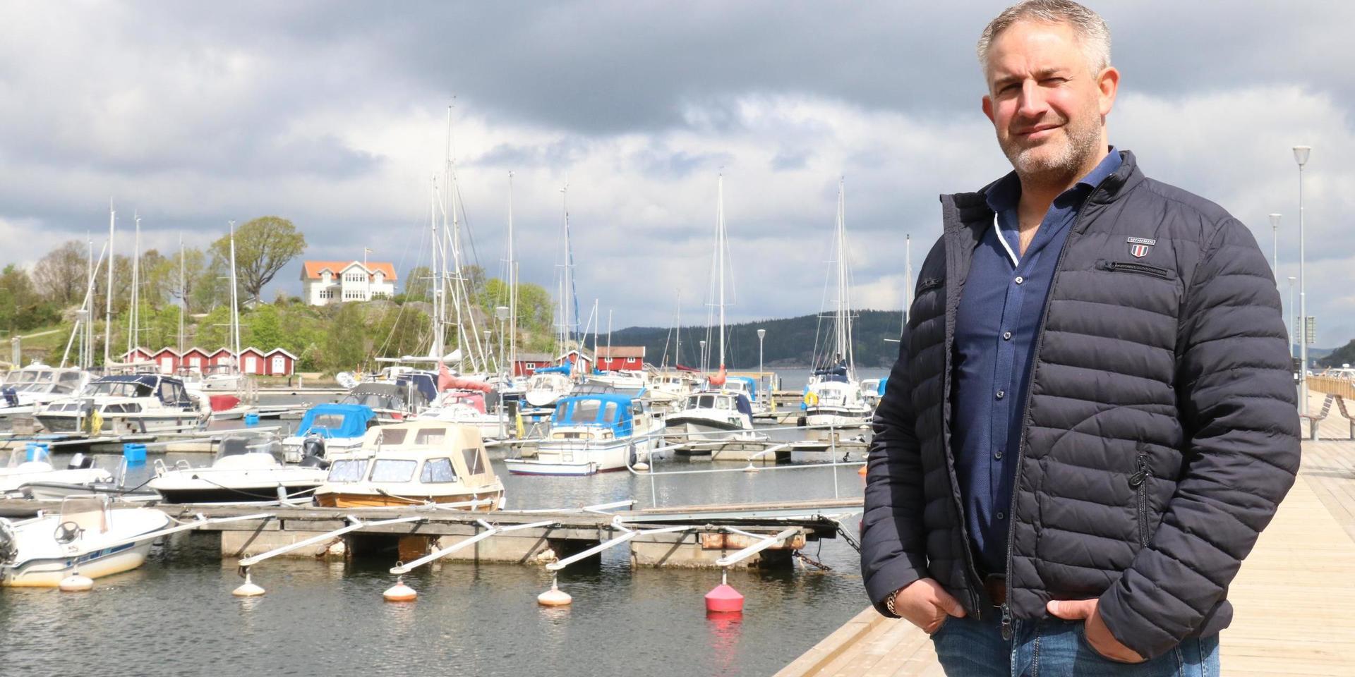 De övergivna båtarna i Henåns hamn är ett stort problem menar Andreas Sjögren, enhetschef för hamnar och parkeringar i Orust kommun. 