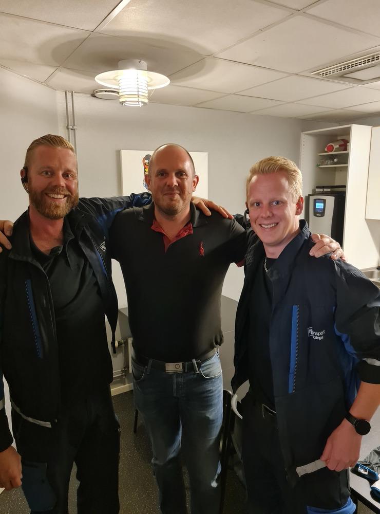 Fredrik Edvardsson i mitten av bilden tillsammans med sina livräddande kollegor Anders Jonasson och Fredrik Sturesson på HJB Transport.