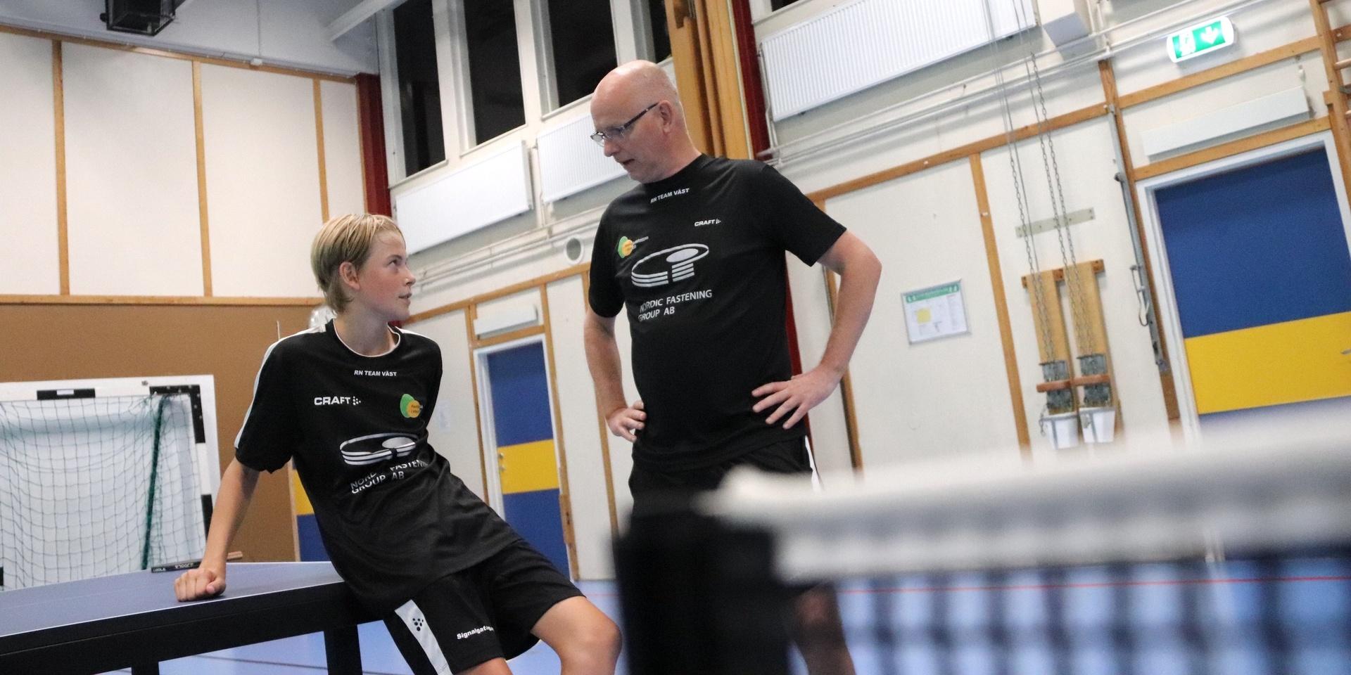 Erik Lindh ger råd till Svanesunds Tore Häggander.