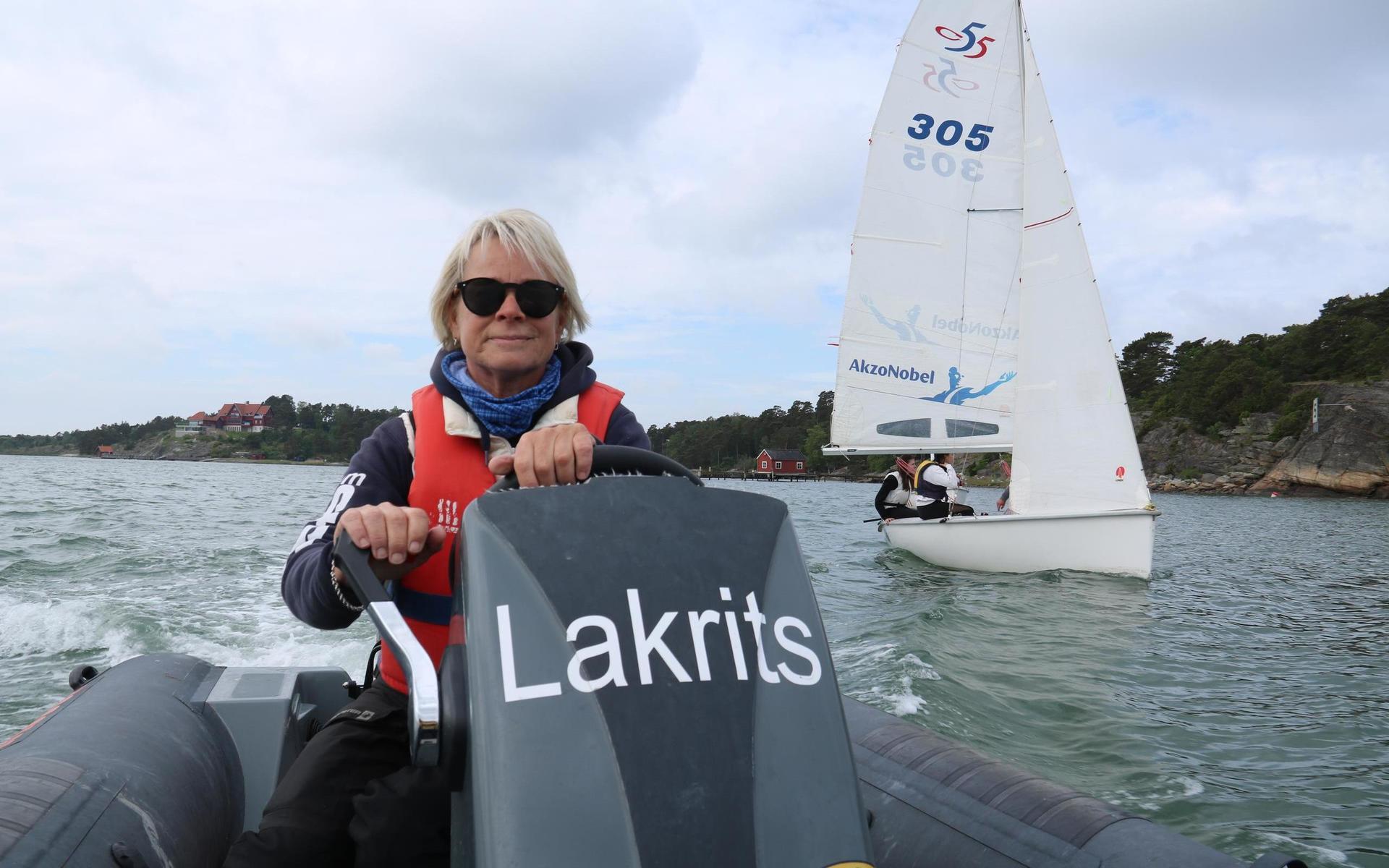 Läraren Liselott Kantling är van seglare och styrelseledamot i Stenungsunds segelsällskap. Med hjälp av klubben och frivilliga krafter gick det att ha med segling på friluftsdagen.