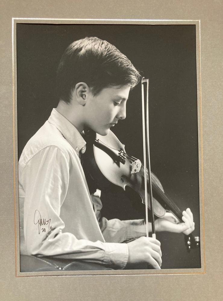Porträtt av pojke med fiol.