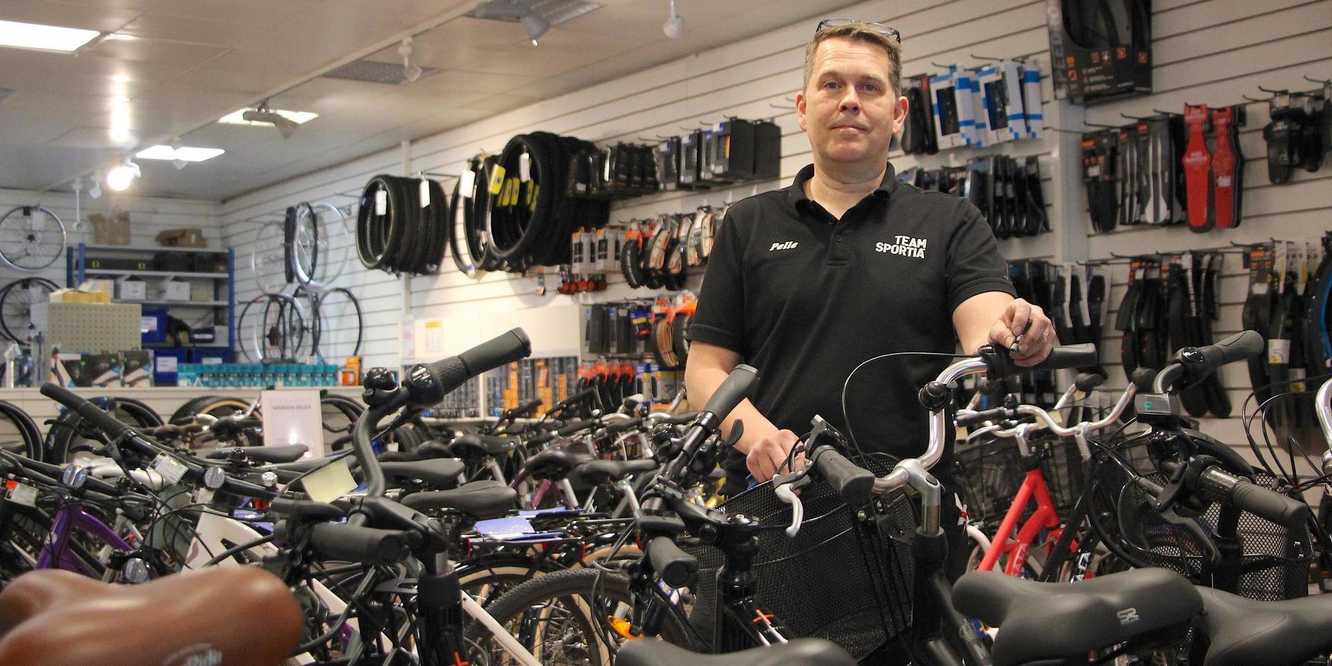 Det blir svårare och svårare att få fram cyklar, menar Per Karlsson som driver Team Sportia i Stenungsund.