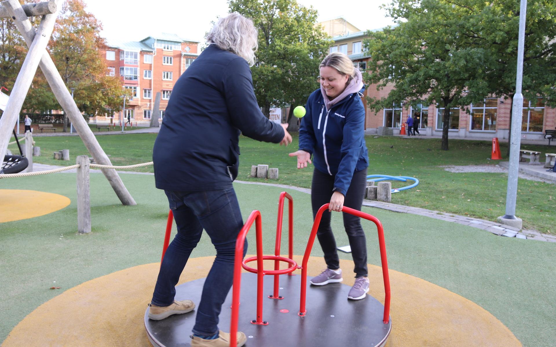 Jennie Helander och Stefan Nilsson, båda från Jörlanda förskola försöker passa en tennisboll mellan sig medan karusellen snurrar.