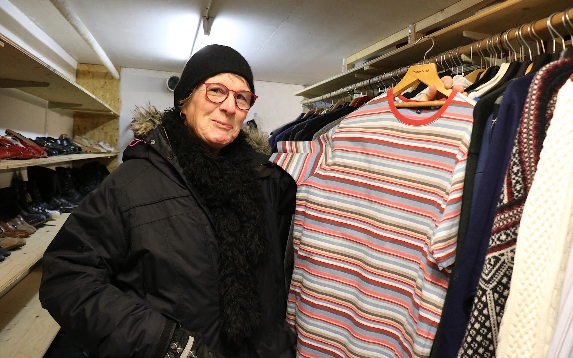 Lena Moberg-Gustafsson besöker gärna butiken, i dag var hon på jakt efter tröjor till en vän. 