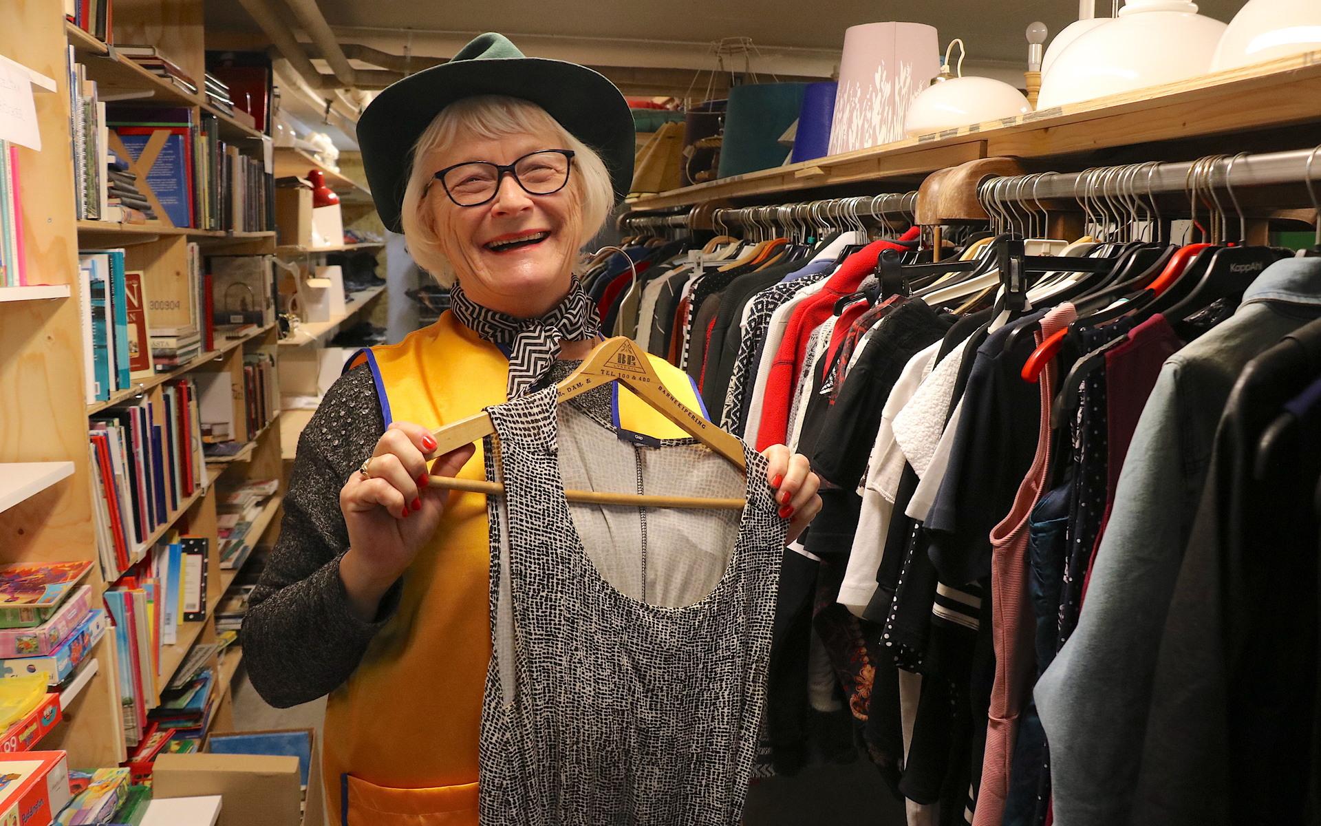 Det finns kläder för alla tillfällen, från festblåsor till arbetskläder. Britt Morell-Larsen visar upp en stilig hatt och en fin klänning. 