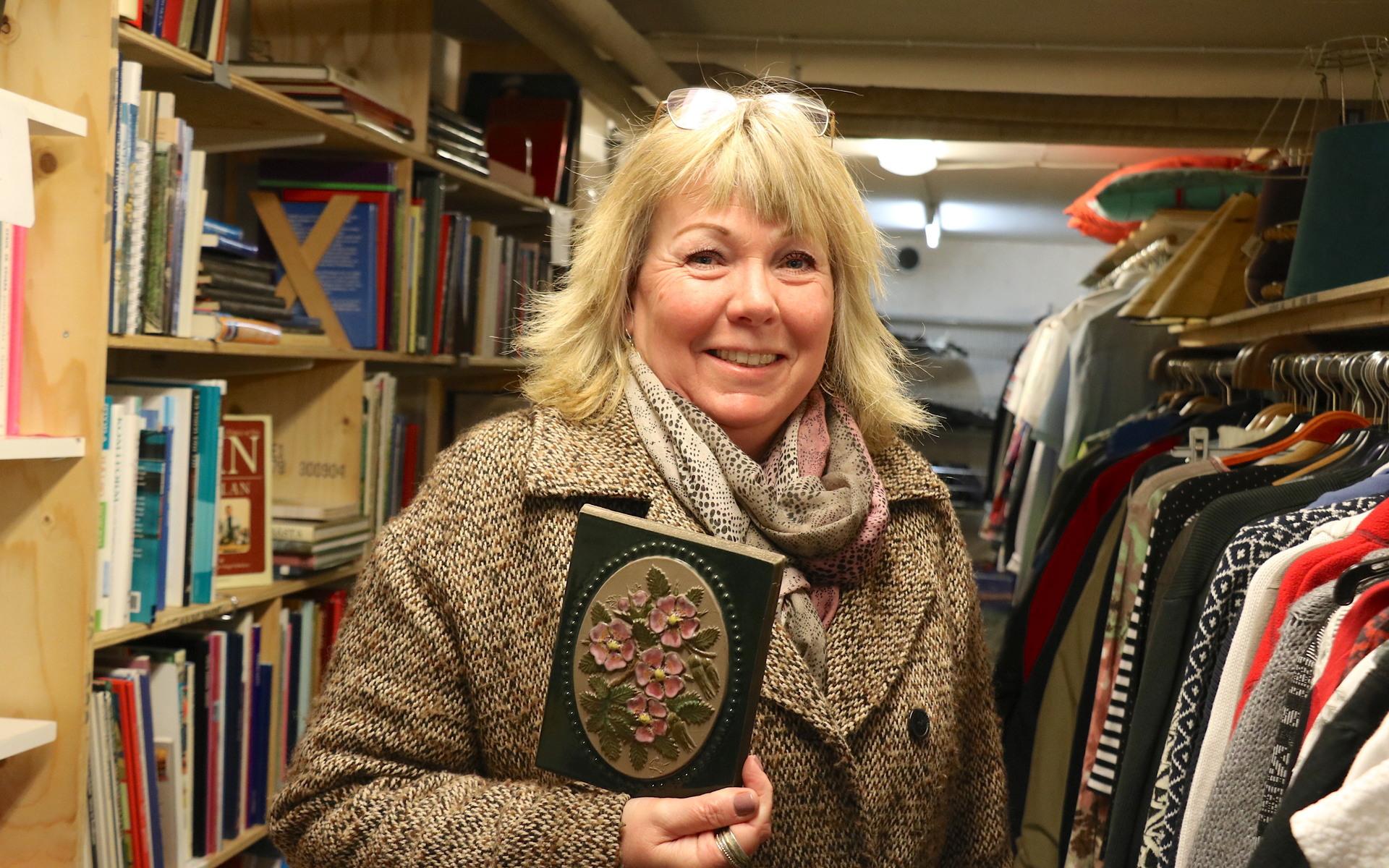 Ann-Sofie Olsson var på jakt efter keramiktavlor som skulle ges bort i gåva. 