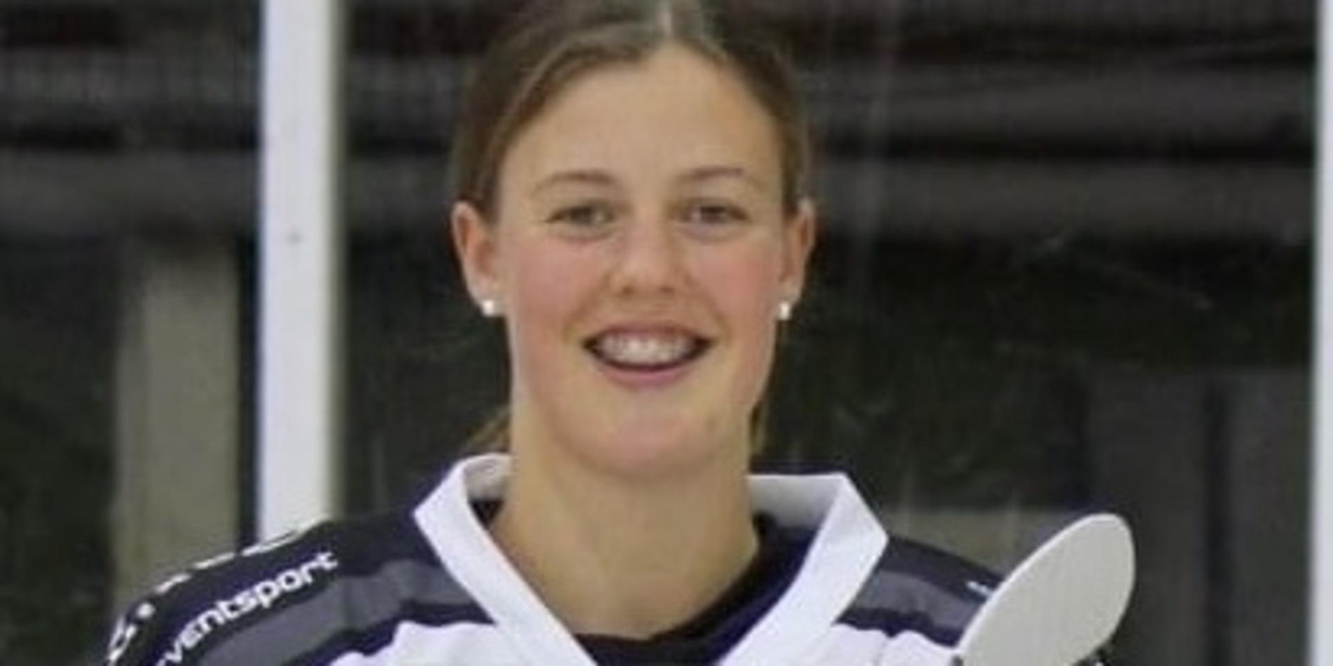 Nora Oskarsson är 18 år gammal och spelade fram tills förra säsongen i både Rönnängs IK och Trollhättefallen.