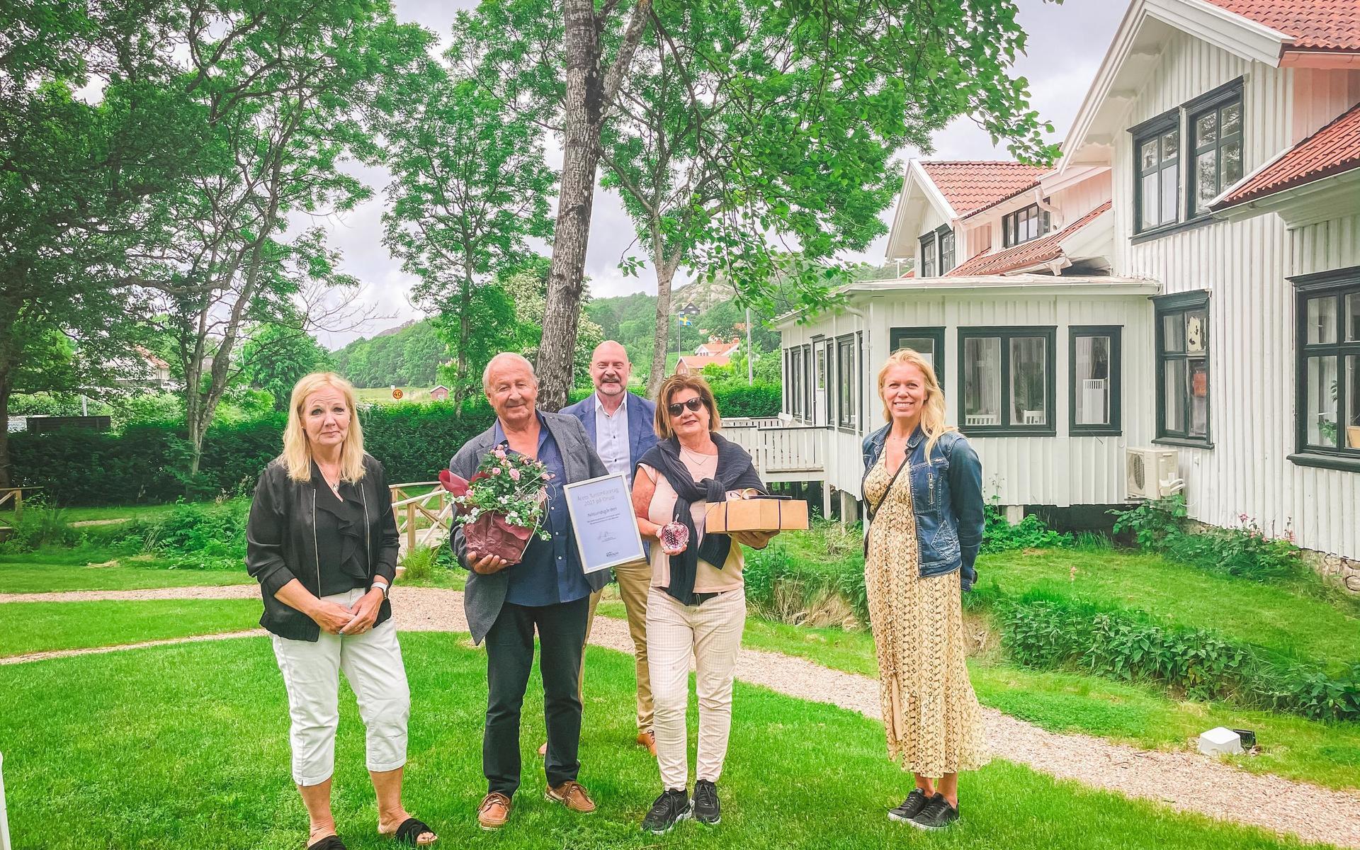 På Orust delades priset ut av Ann Haraldsson på Södra Bohuslän turism, Catharina Bråkenhielm, kommunstyrelsens ordförande och Ronny Svensson på Orust Kommun.