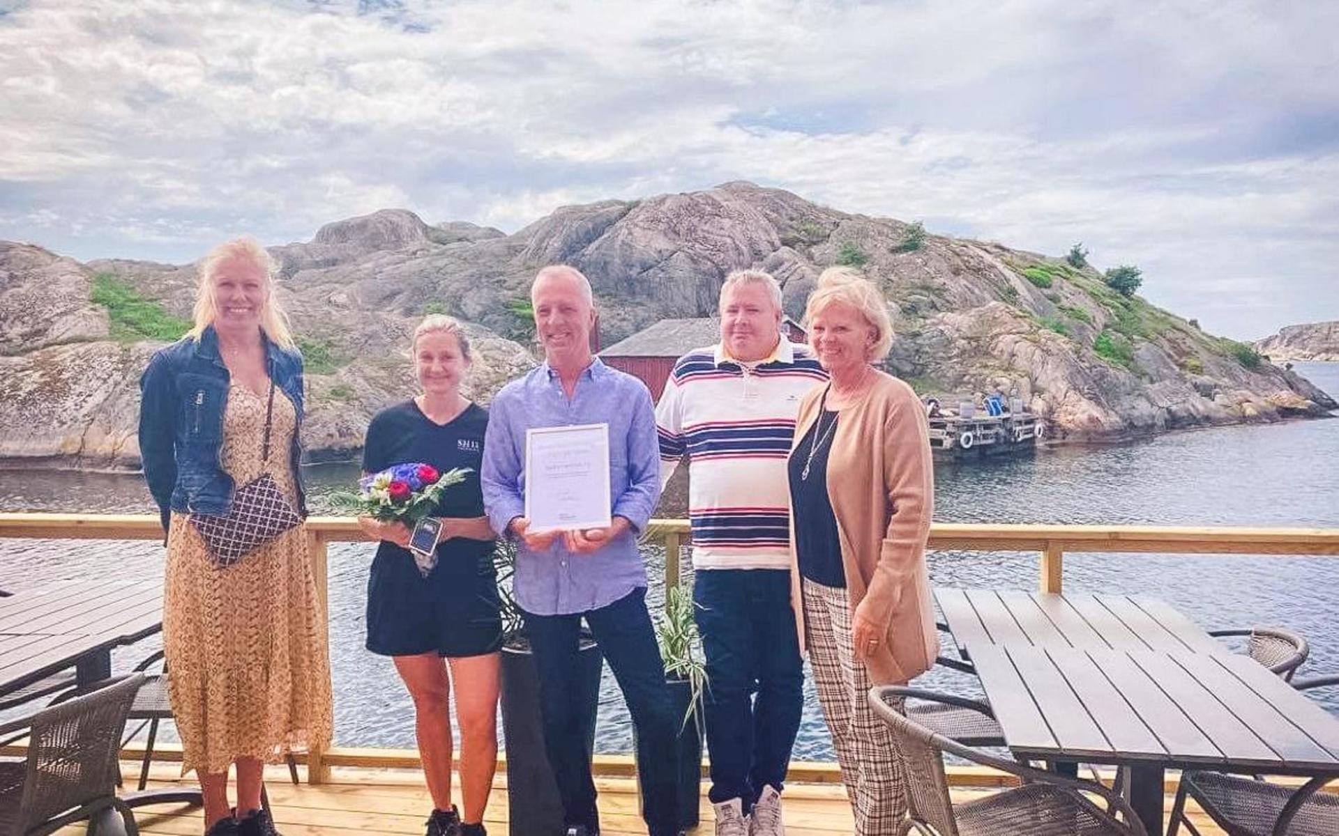 På Tjörn delades priset ut av Ann Haraldsson på Södra Bohuslän turism, Martin Johansen, kommunstyrelsens ordförande och Lena Karlstedt på Tjörns Kommun.