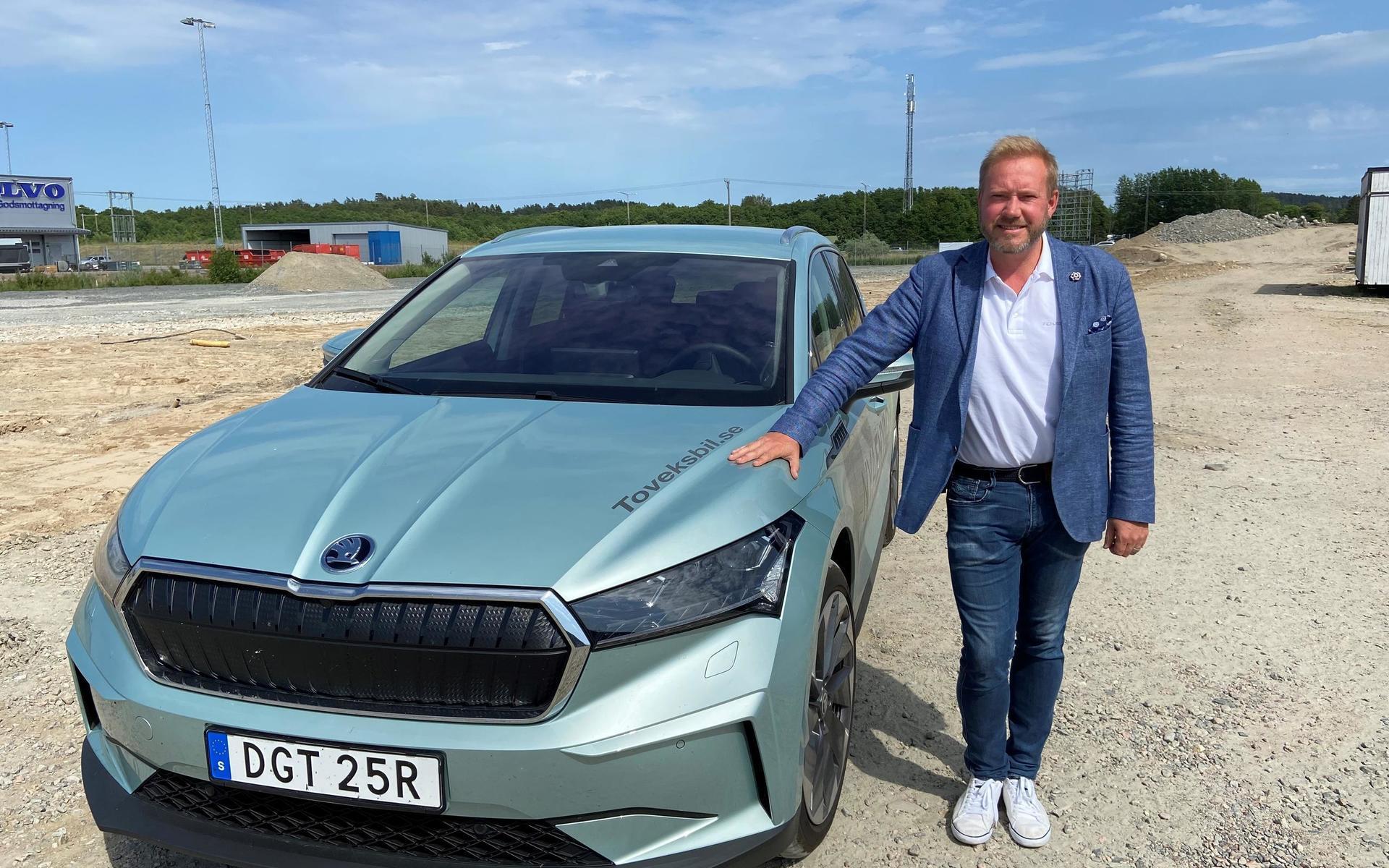 Daniel Hillbrant, försäljningschef på Toveks bil i Stenungsund, är både glad och exalterad över att planerna på en ny anläggning nu äntligen gått i lås.