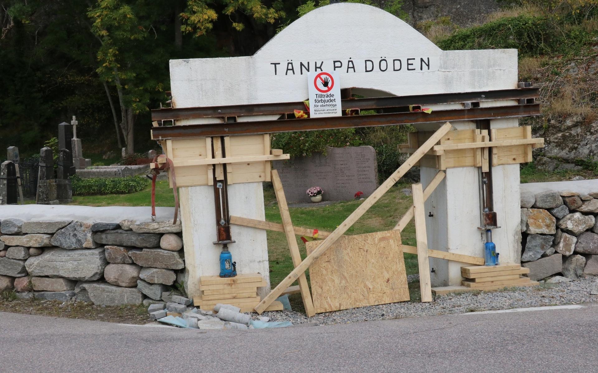 Porten vid Mollösunds kyrkogård genomgår nu en omfattande renovering.