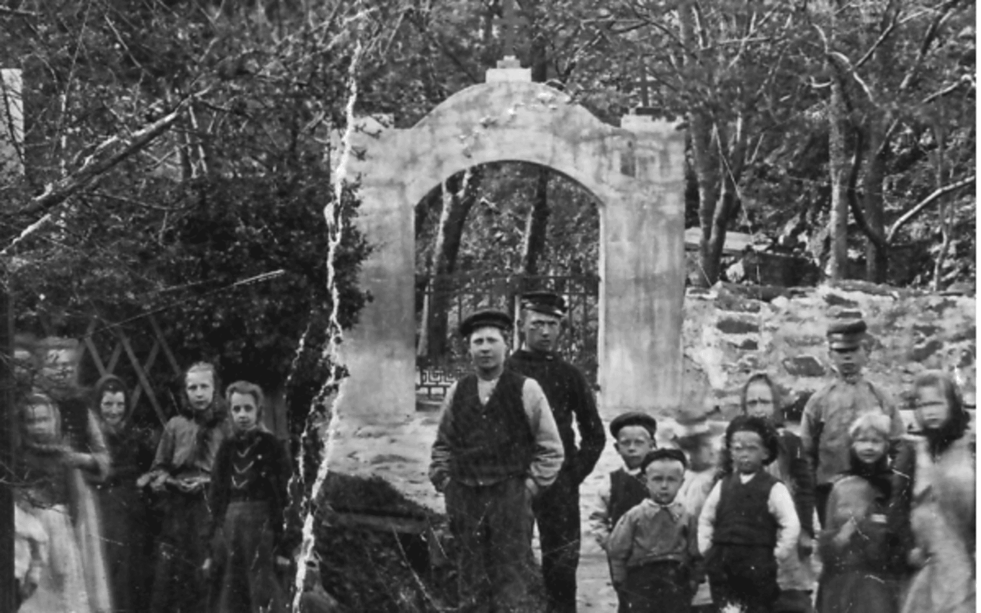 Ett gammalt foto som Orust Pastorat har i sin ägo visar gen gamla porten vid Mollösunds kyrkogård.