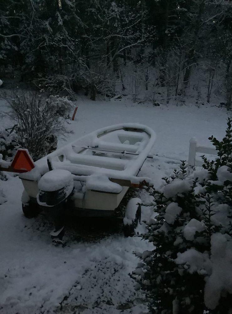 Inte roligt att täcka båten när snön han före.