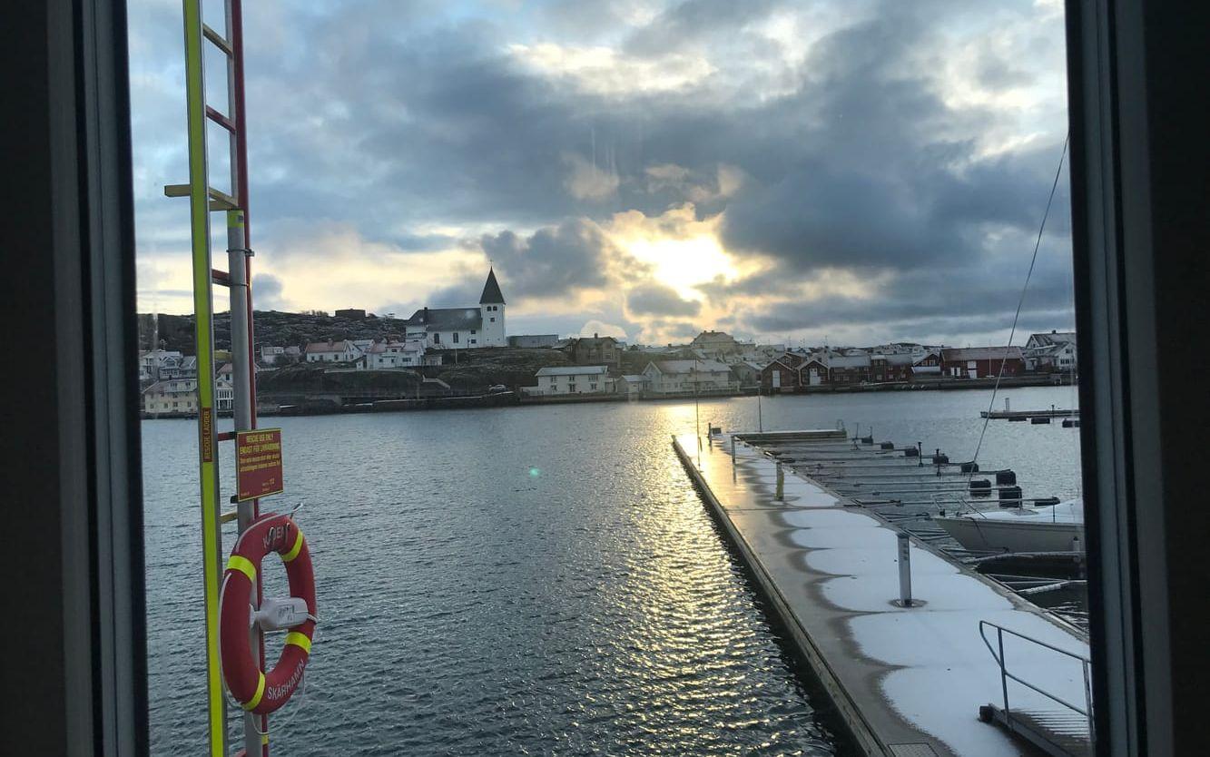Snöbild från kajen i Skärhamn under måndagsmorgonen.