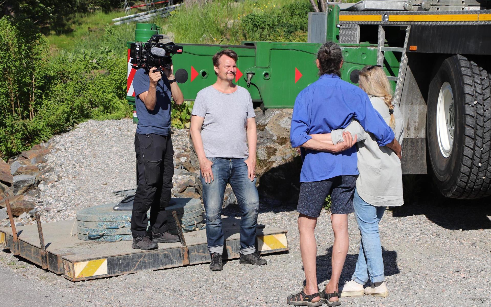 Det mottagande paret Dick och Christel intervjuas för ett inslag i Sveriges Televisions ”Husdrömmar”.